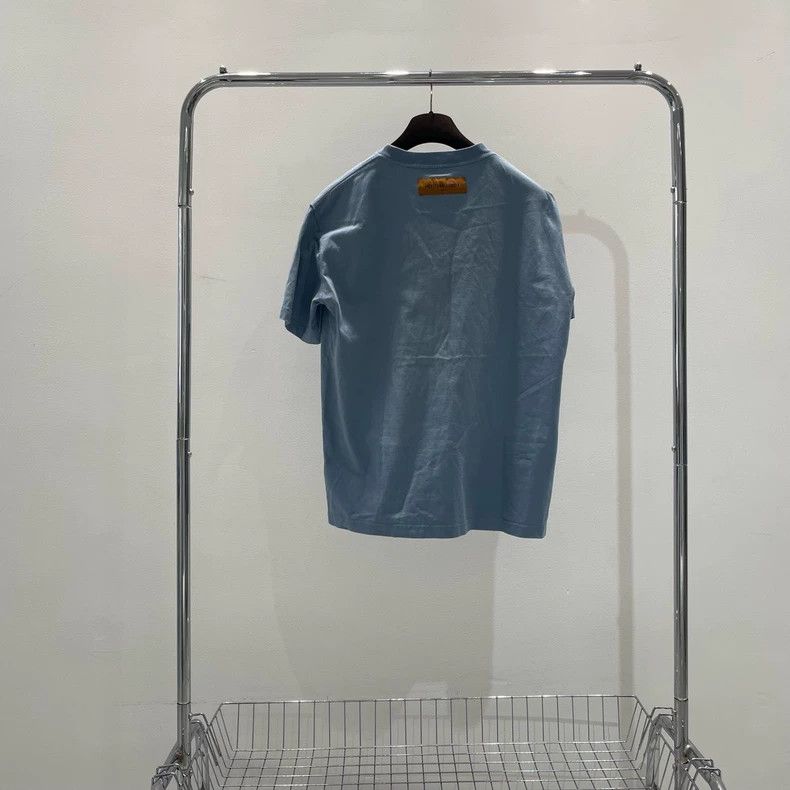 Louis Vuitton Louis Vuitton Embossed logo short sleeve T-shirt Size US L / EU 52-54 / 3 - 3 Thumbnail