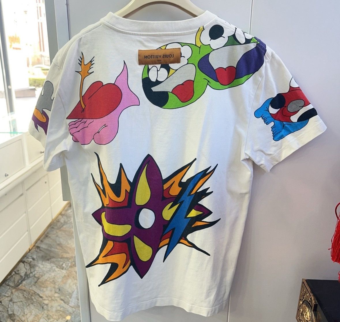 Louis Vuitton Louis Vuitton size L Cartoon LOGO printed T shirt with ro Size US L / EU 52-54 / 3 - 2 Thumbnail
