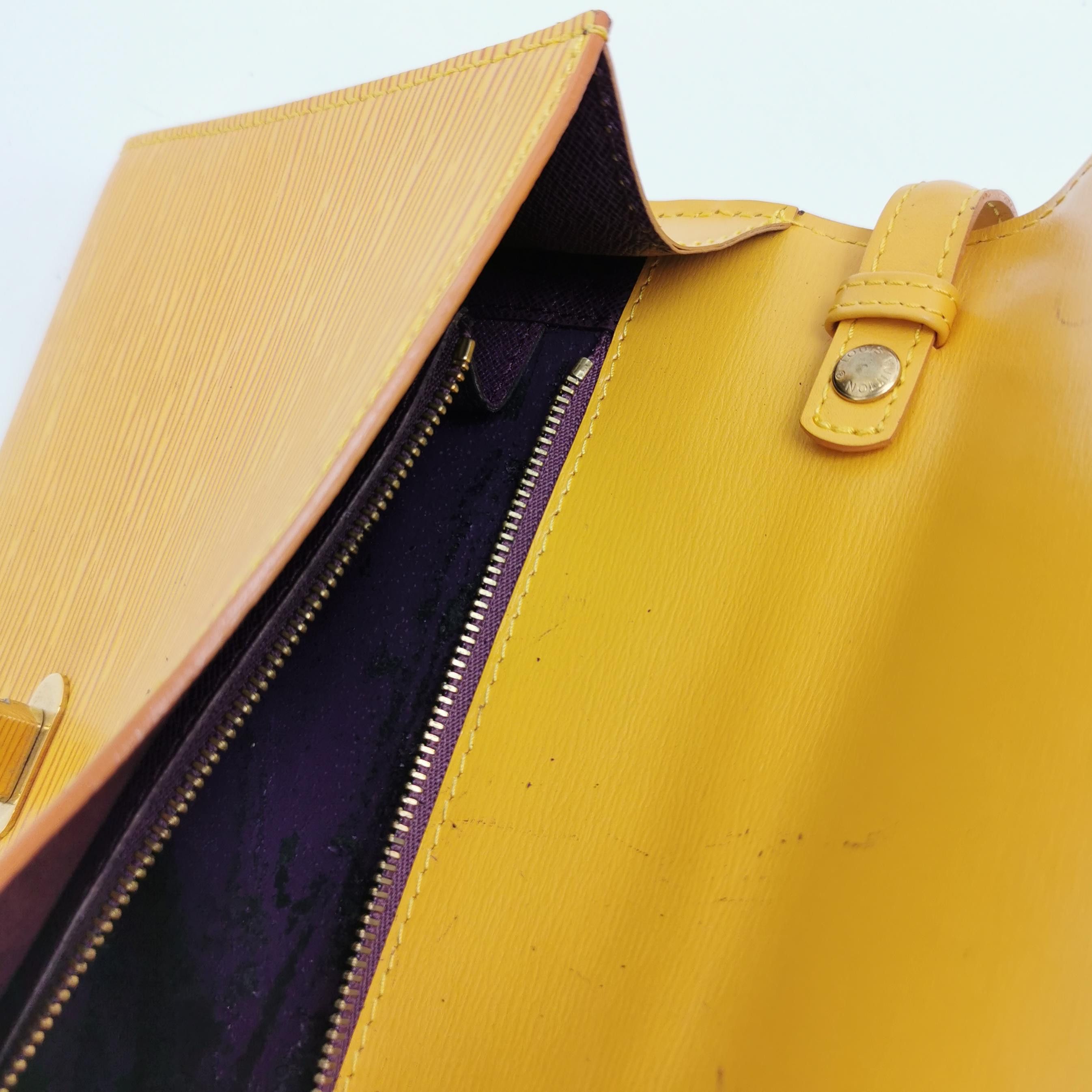 Louis Vuitton Louis Vuitton (LV) Cowhide solid color water ripple lock sh Size ONE SIZE - 8 Thumbnail