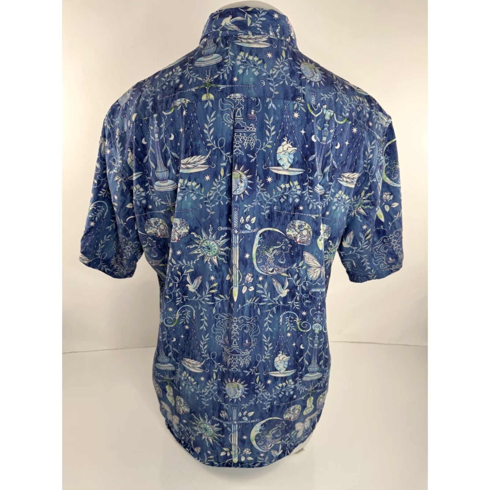 Vintage YIUME Astrological Skull Sword Hawaiian M Shirt Blue Short Sleeve Button-Up M Mens Hawaii Hawaiian Shirt 90s JC (EXCELLENT) Size US M / EU 48-50 / 2 - 5 Thumbnail