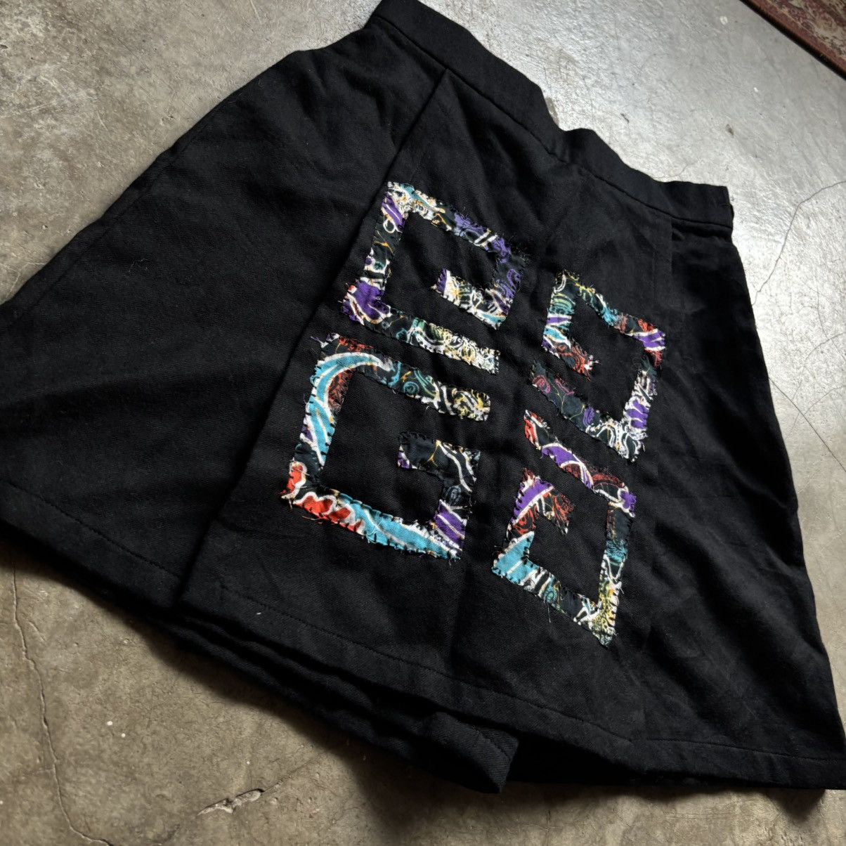 Givenchy Givenchy skirt short custom batik malaysia Size 26" / US 2 / IT 38 - 6 Thumbnail