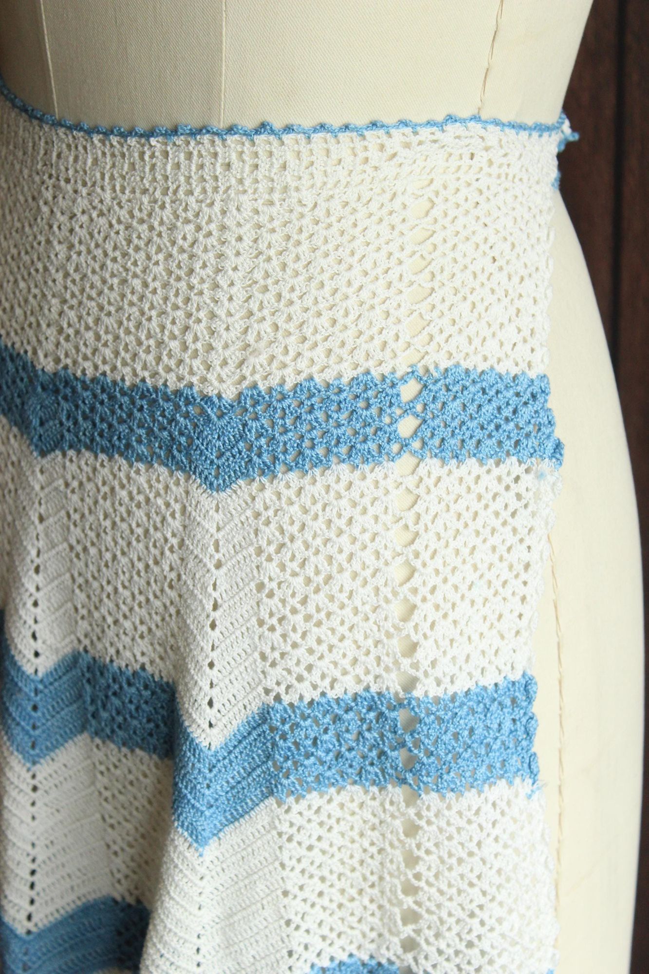 Vintage Vintage 1950s 1960s Half Apron, Crocheted in White and Blue, Size ONE SIZE - 8 Thumbnail