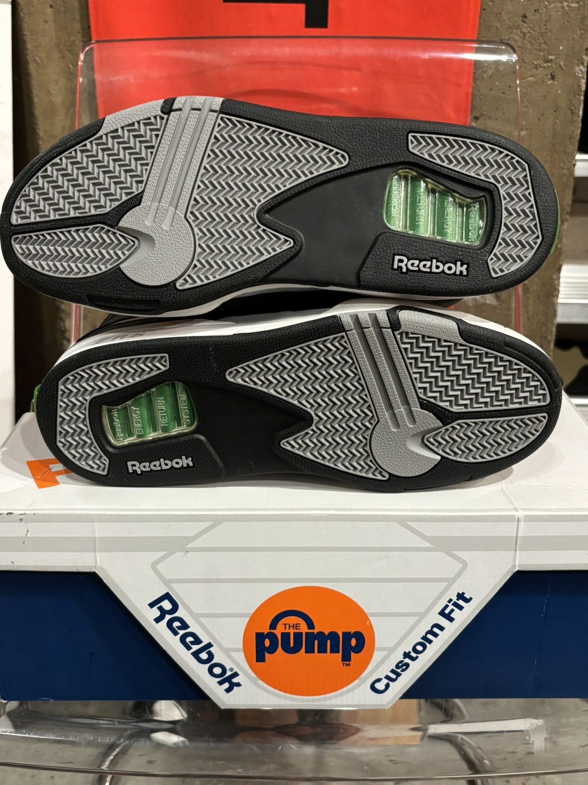 Reebok REEBOK PUMP OMNI ZONE LT SOLEBOX Size US 10 / EU 43 - 12 Thumbnail