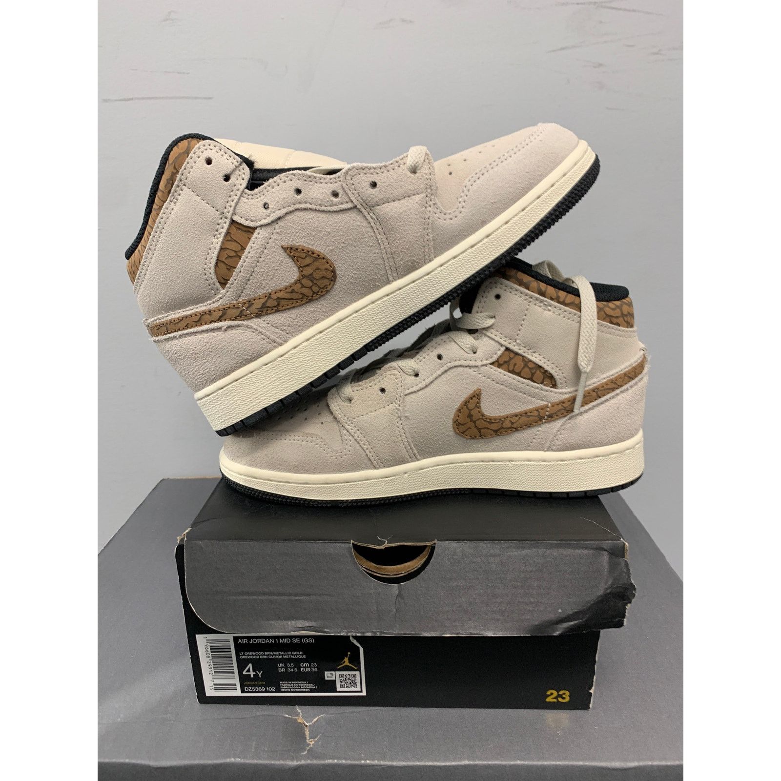 Nike Nike Air Jordan 1 Mid SE Brown Elephant GS Size 4 BRAND NEW Size US 5 / EU 37 - 5 Thumbnail