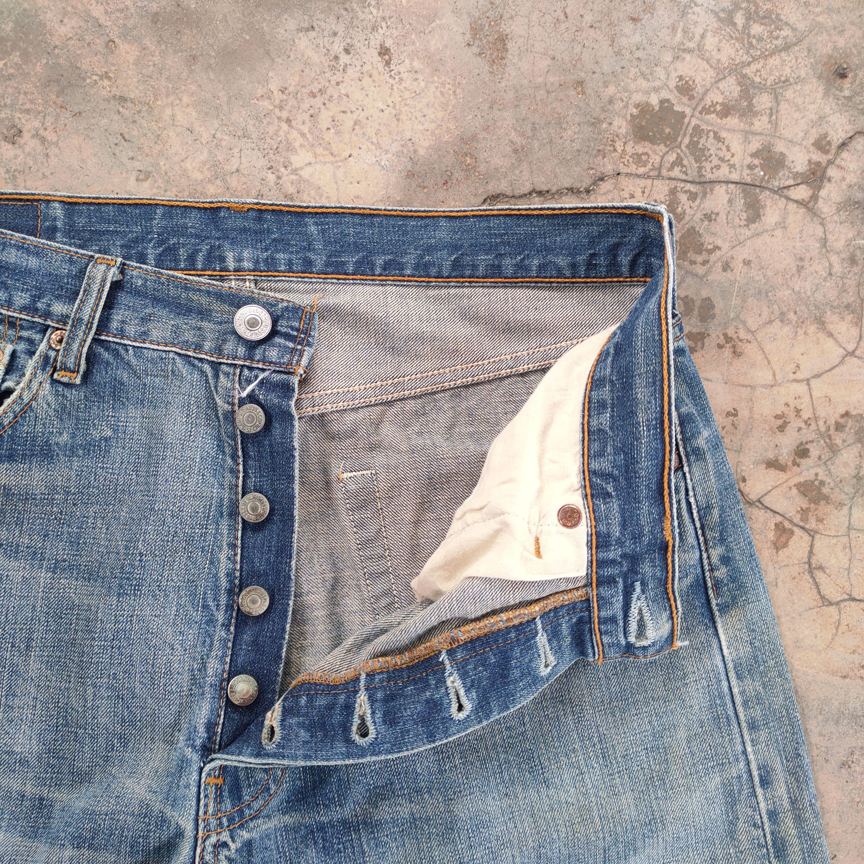 VINTAGE LEVI\'S 501 DISTRESSED JEANS DENIM PANTS