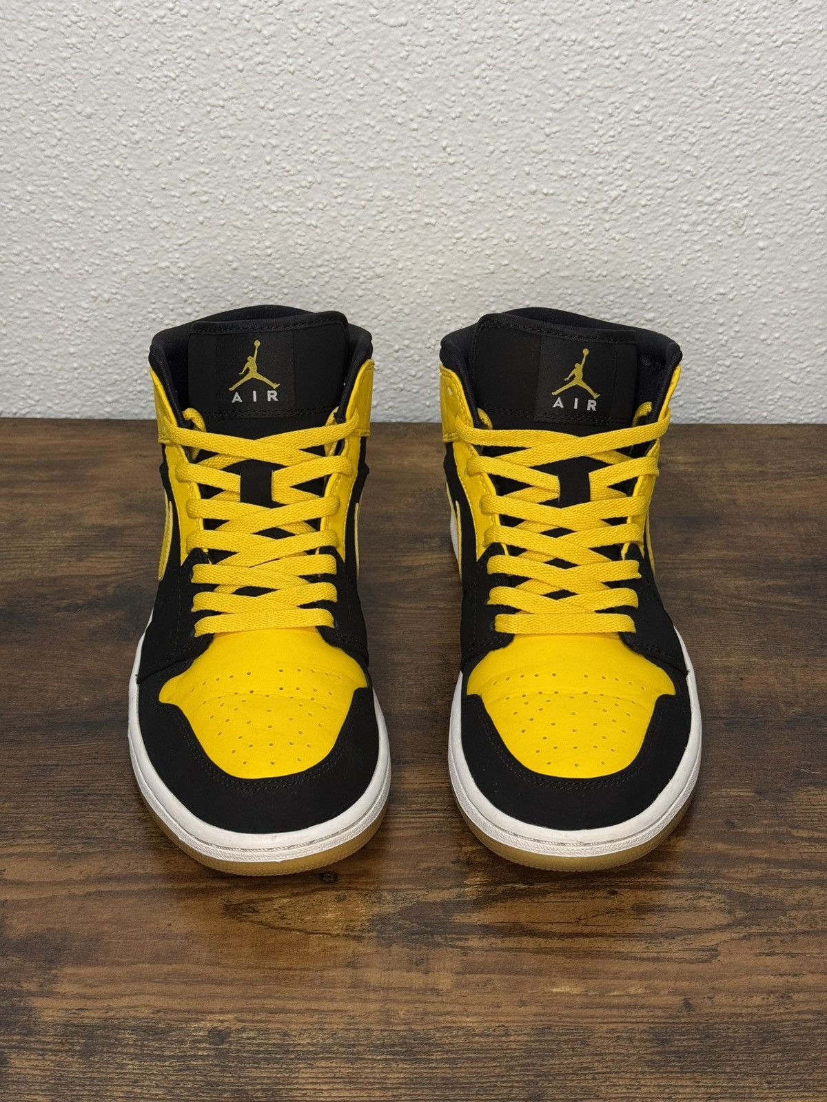 Jordan Brand × Nike Nike Air Jordan 1 Retro Mid New Love 2017 size 9 Size US 9 / EU 42 - 2 Thumbnail