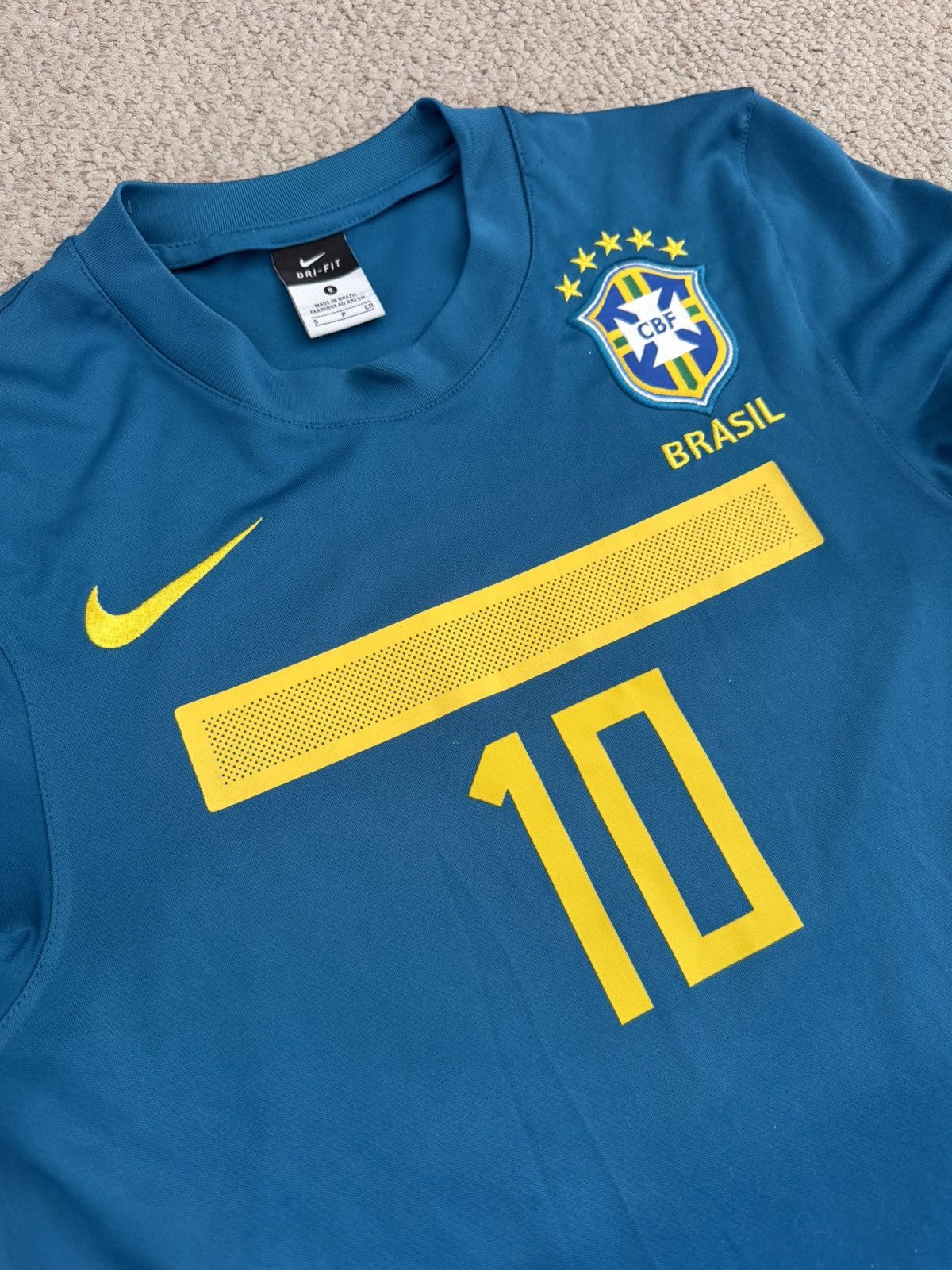 Nike 2011/12 Brazil Away Jersey - Ronaldinho #10 (Original) Size US S / EU 44-46 / 1 - 4 Thumbnail