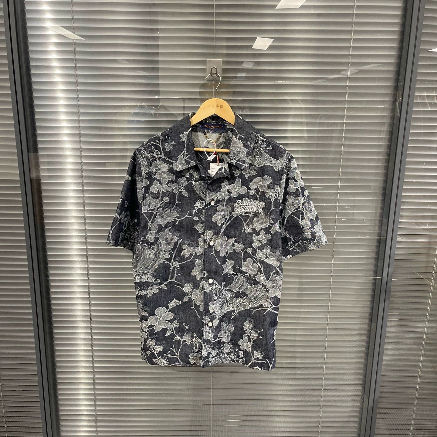 Louis Vuitton LV Floral Embroidered Denim Short-Sleeve Shirt XS Near-New Size US XS / EU 42 / 0 - 1 Thumbnail