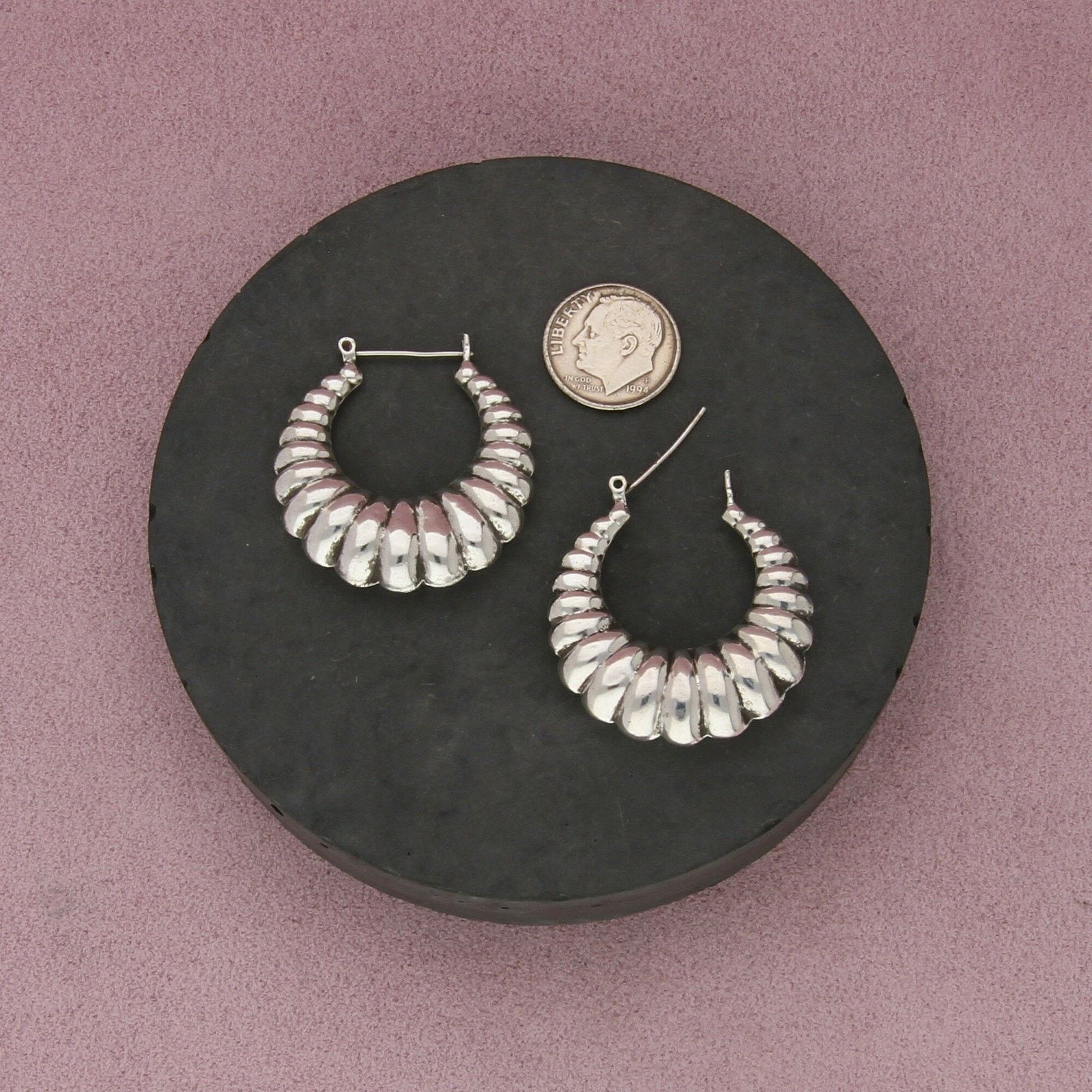 Sterling Silver sterling silver vintage puffy scalloped shrimp hoop earrings Size ONE SIZE - 2 Thumbnail