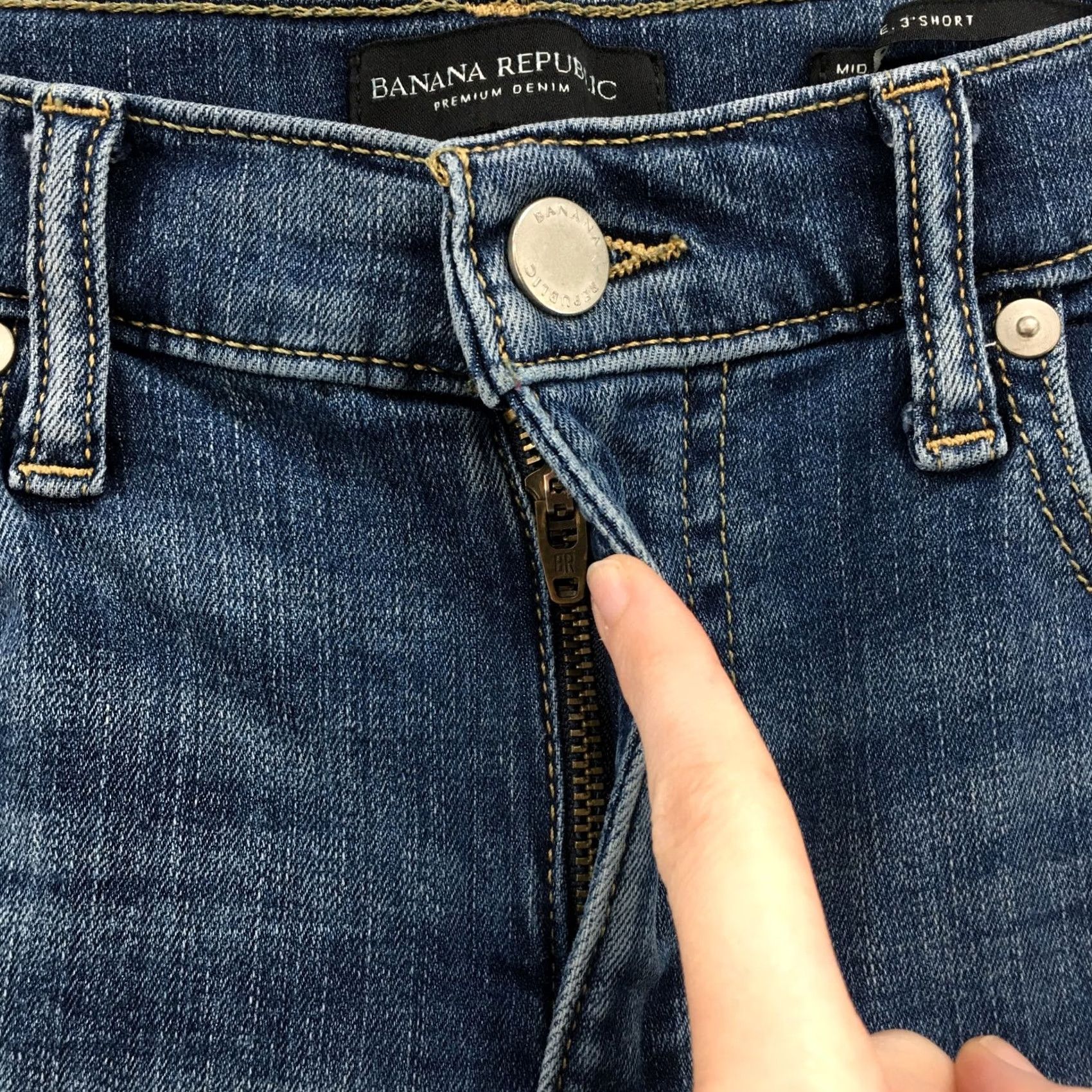 Banana Republic Banana Republic Bermuda Shorts Womens 27R Blue Denim Mid Rise Bermuda Shorts Womens 27R Blue Denim Mid Rise Size 27" / US 4 / IT 40 - 3 Thumbnail