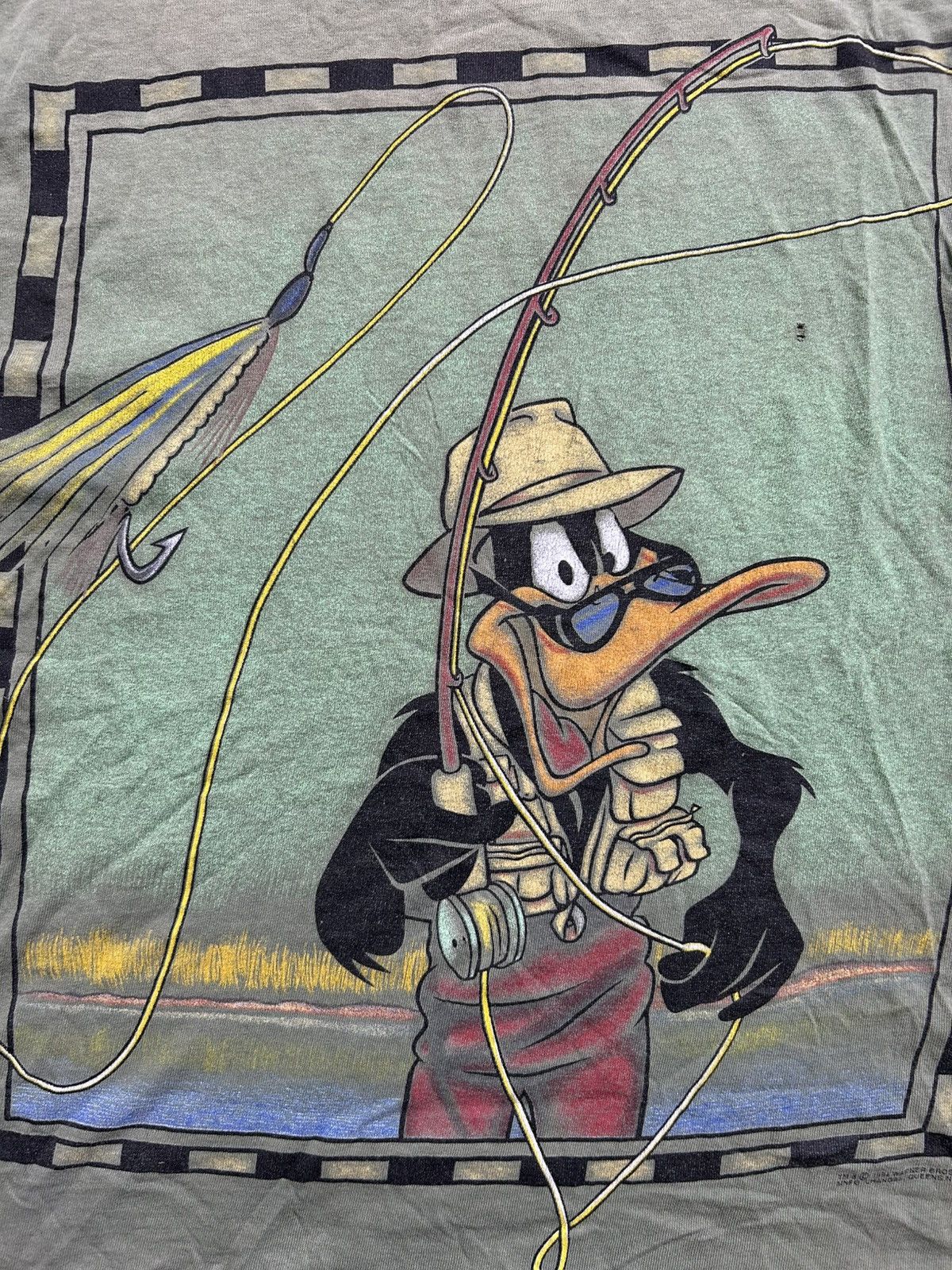 Vintage Vintage 90s Looney Tunes Daffy Duck Thrashed Tee ACME 1994 Size US L / EU 52-54 / 3 - 2 Thumbnail