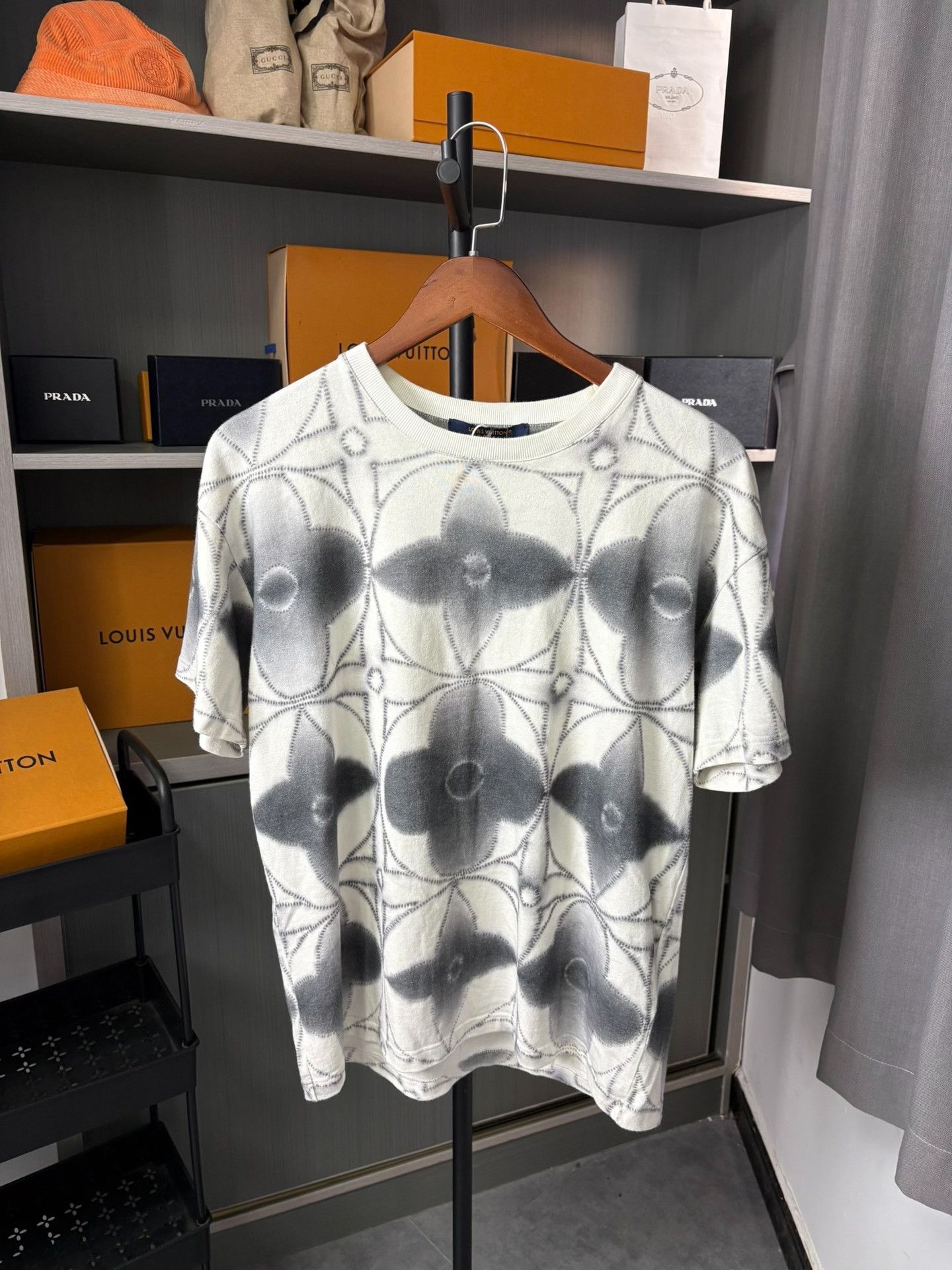 Louis Vuitton Louis Vuitton Printed White T-Shirt S Men Size US S / EU 44-46 / 1 - 1 Thumbnail
