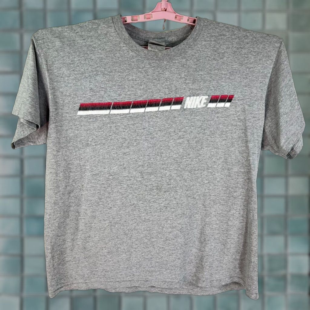 Nike VINTAGE Nike Graphic T-Shirt Size XL Gray Short Sleeve Sports Mens Size US XL / EU 56 / 4 - 1 Thumbnail