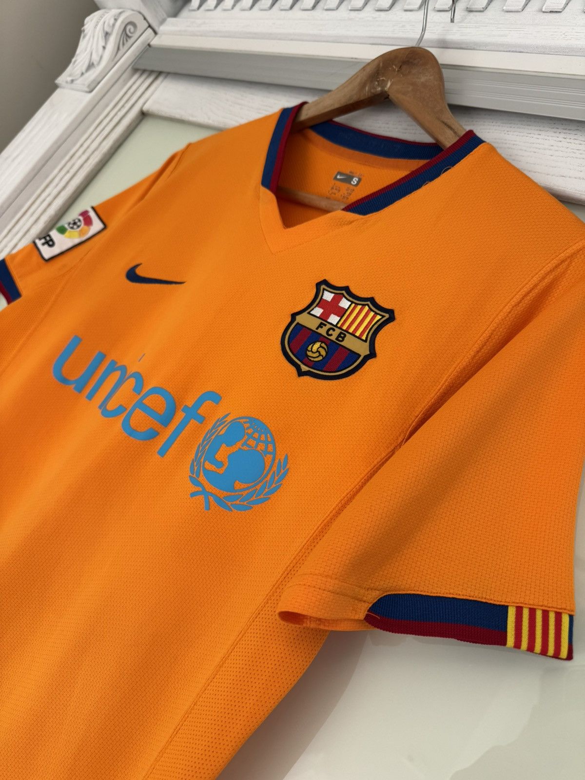 Nike Vintage Barcelona 2006-2007 Away Soccer Jersey Football Kit Size US S / EU 44-46 / 1 - 9 Thumbnail