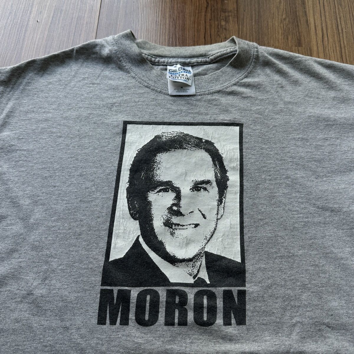 Vintage Moron George W Bush Dumb president politcal funny tee Y2K Size US M / EU 48-50 / 2 - 1 Thumbnail