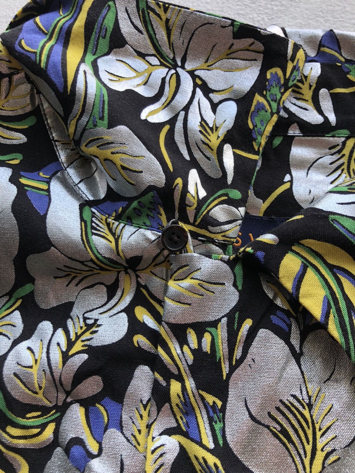 Louis Vuitton Louis Vuitton Hawaii Flowers Shirt Very Rare Made in Italy Size US XL / EU 56 / 4 - 6 Thumbnail