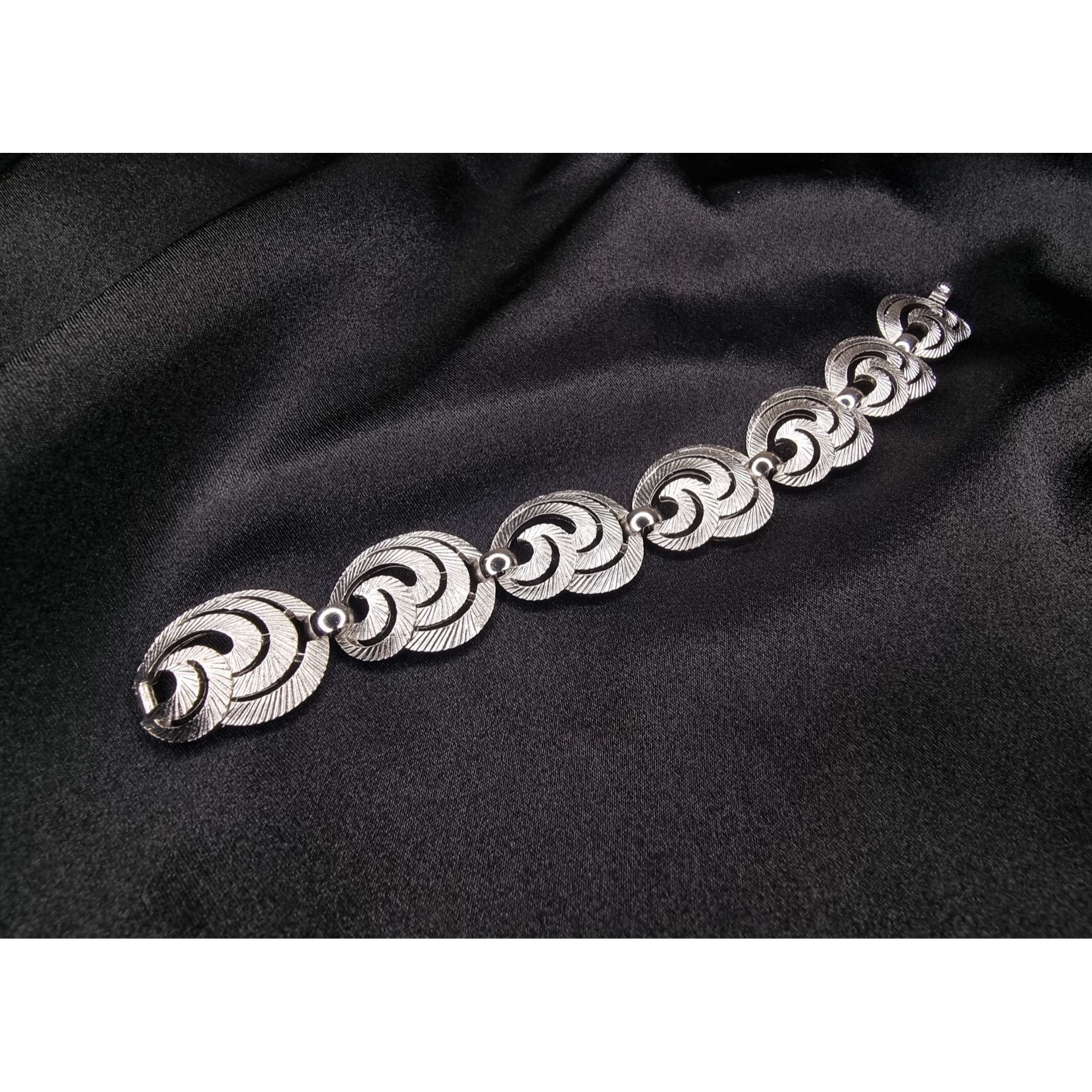 Vintage Rare Find Vintage TRIFARI Signed 1960s Silver-Tone Swirl Lin Size ONE SIZE - 1 Thumbnail