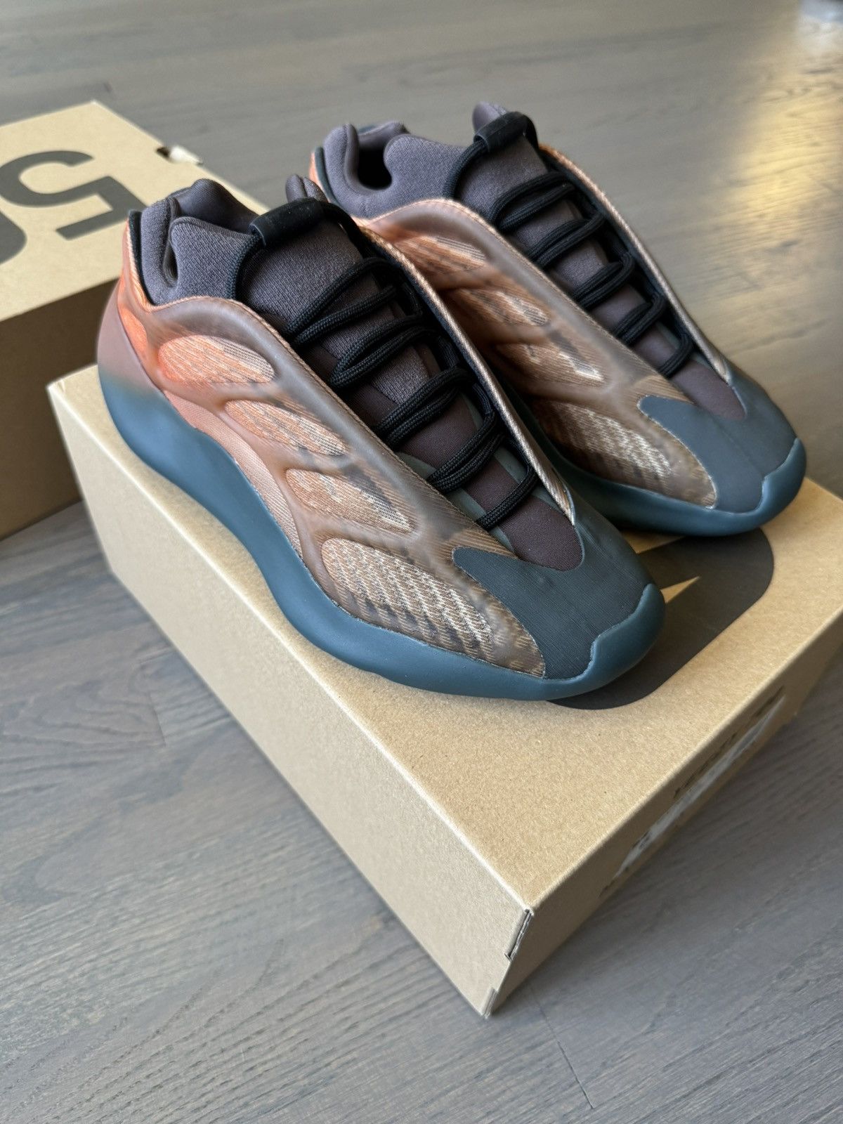 Adidas Yeezy 700 V3 Copper Fade sz 6Y