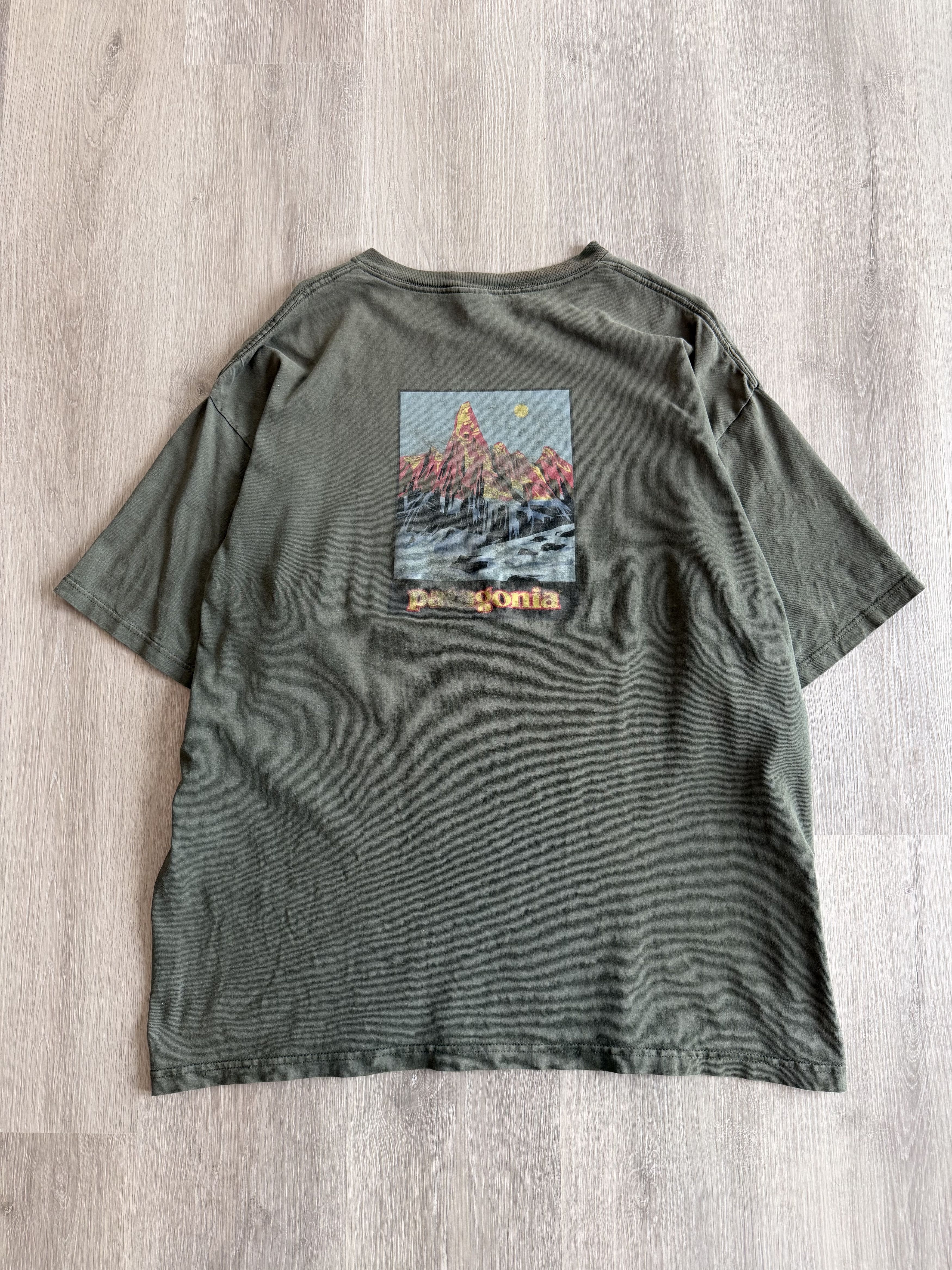Vintage 90s Mountain Logo T-Shirt Gorpcore conditions Olive
