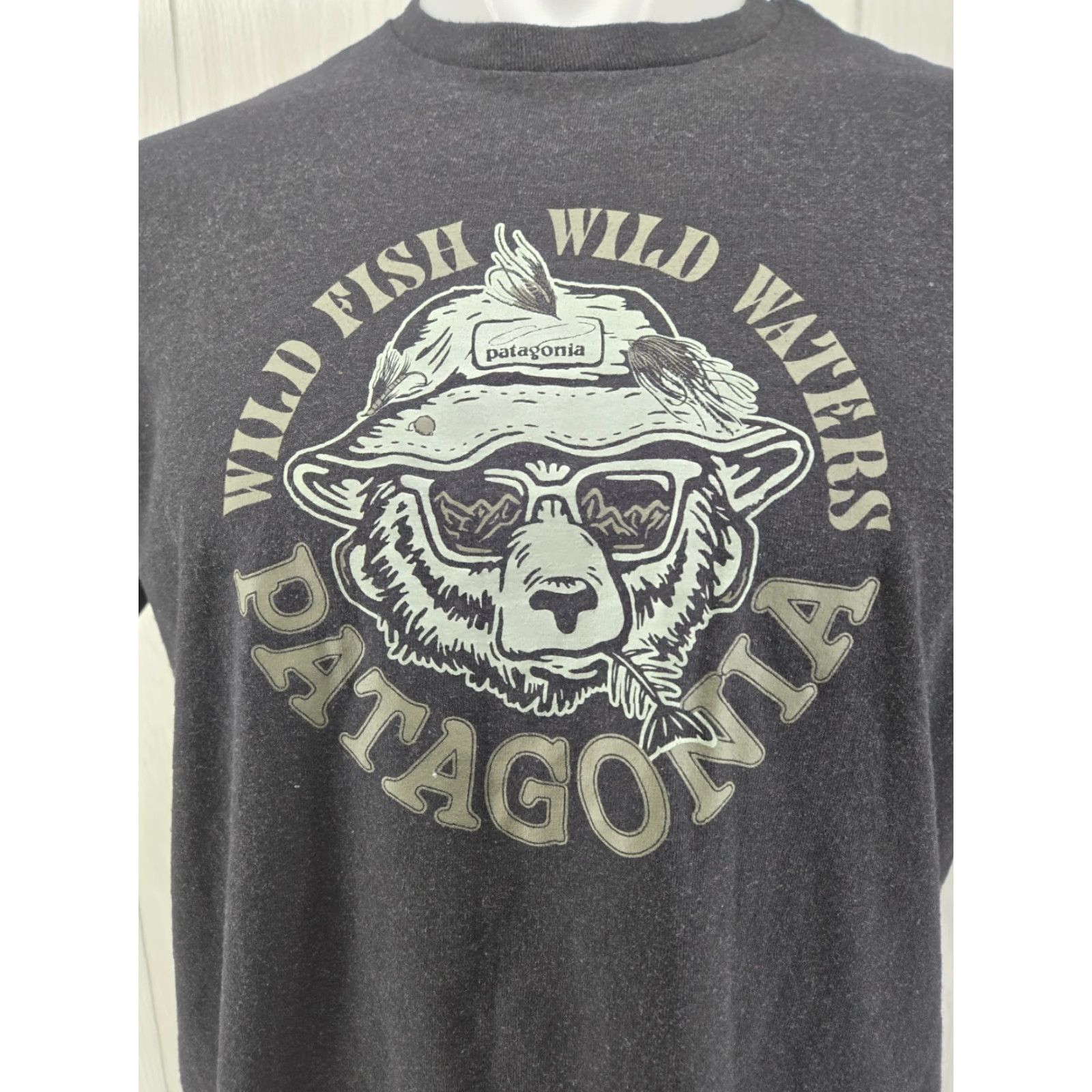 Patagonia Patagonia Mens SMALL Crewneck T Shirt Bear Wild Fish Waters Charcoal Black Size US S / EU 44-46 / 1 - 3 Thumbnail