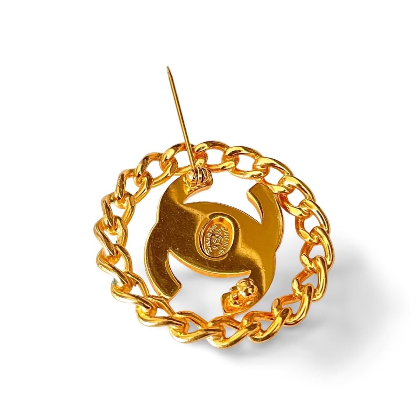 Chanel Vintage CHANEL golden chain frame turn lock CC pin brooch. Size ONE SIZE - 8 Thumbnail