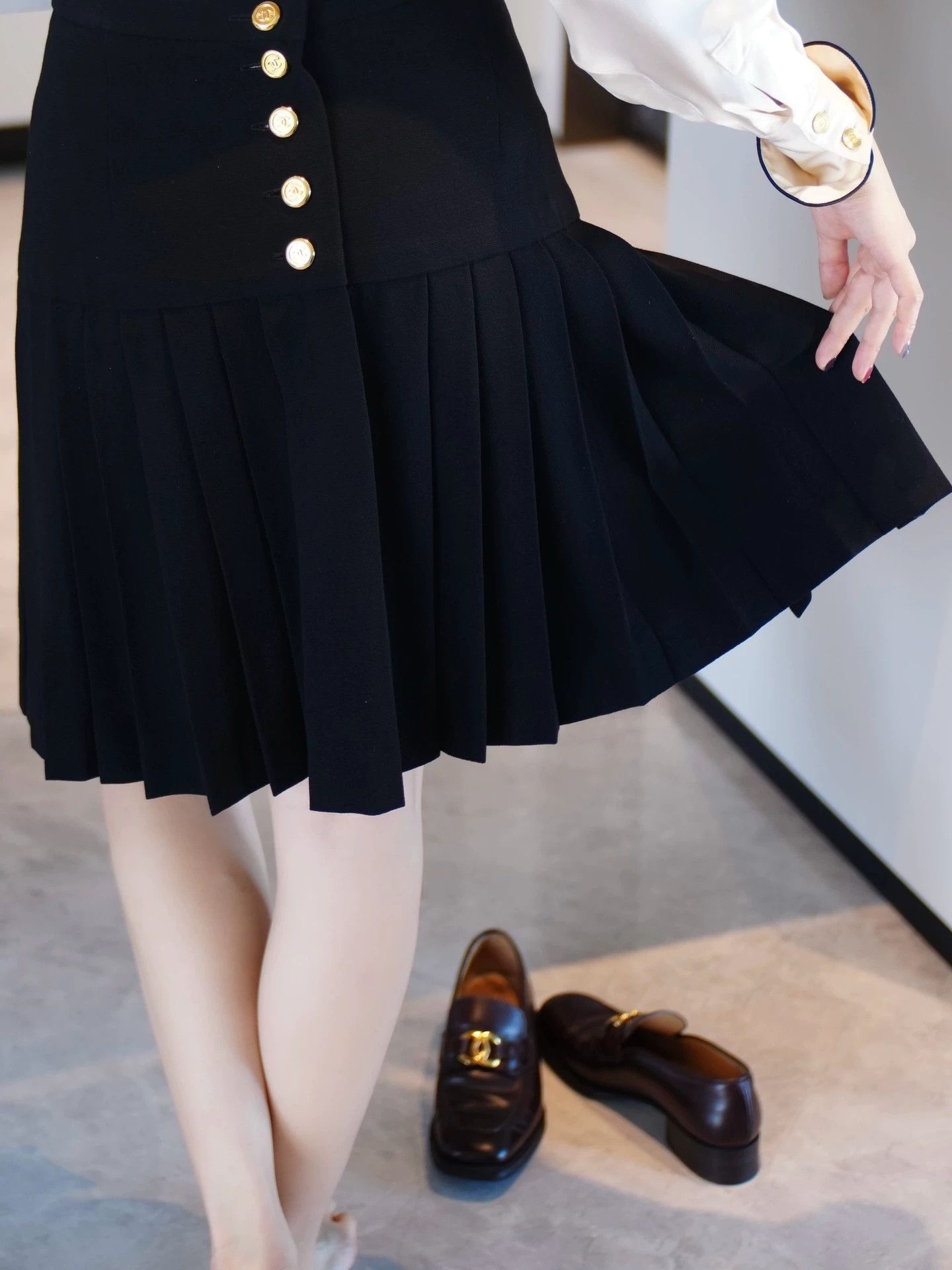 Chanel Chanel Vintage Black Gold Pleats Skirt CC Buttons Size 27" / US 4 / IT 40 - 7 Thumbnail