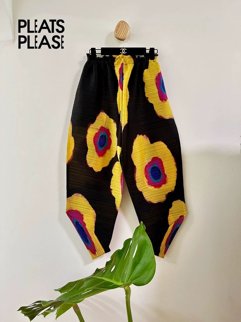 Issey Miyake Issey Miyake size:3 Black sunflower pleated trousers Size 22" - 1 Thumbnail