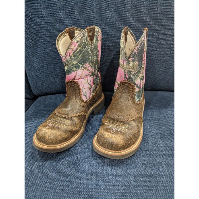 Ariat pink hotsell camo boots