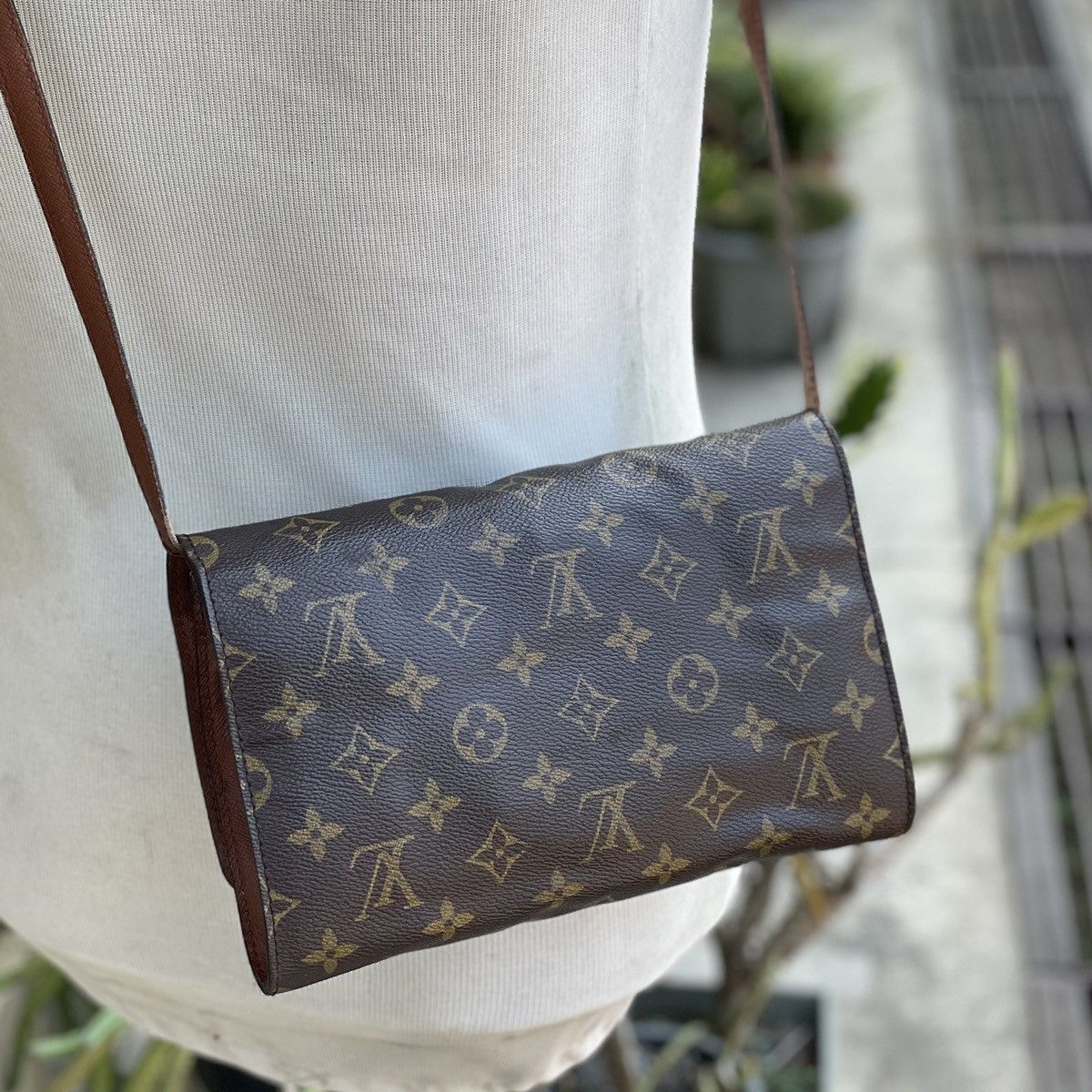 Louis Vuitton Louis Vuitton Monogram Canvas Pochette Crossbody Bag Size ONE SIZE - 4 Thumbnail