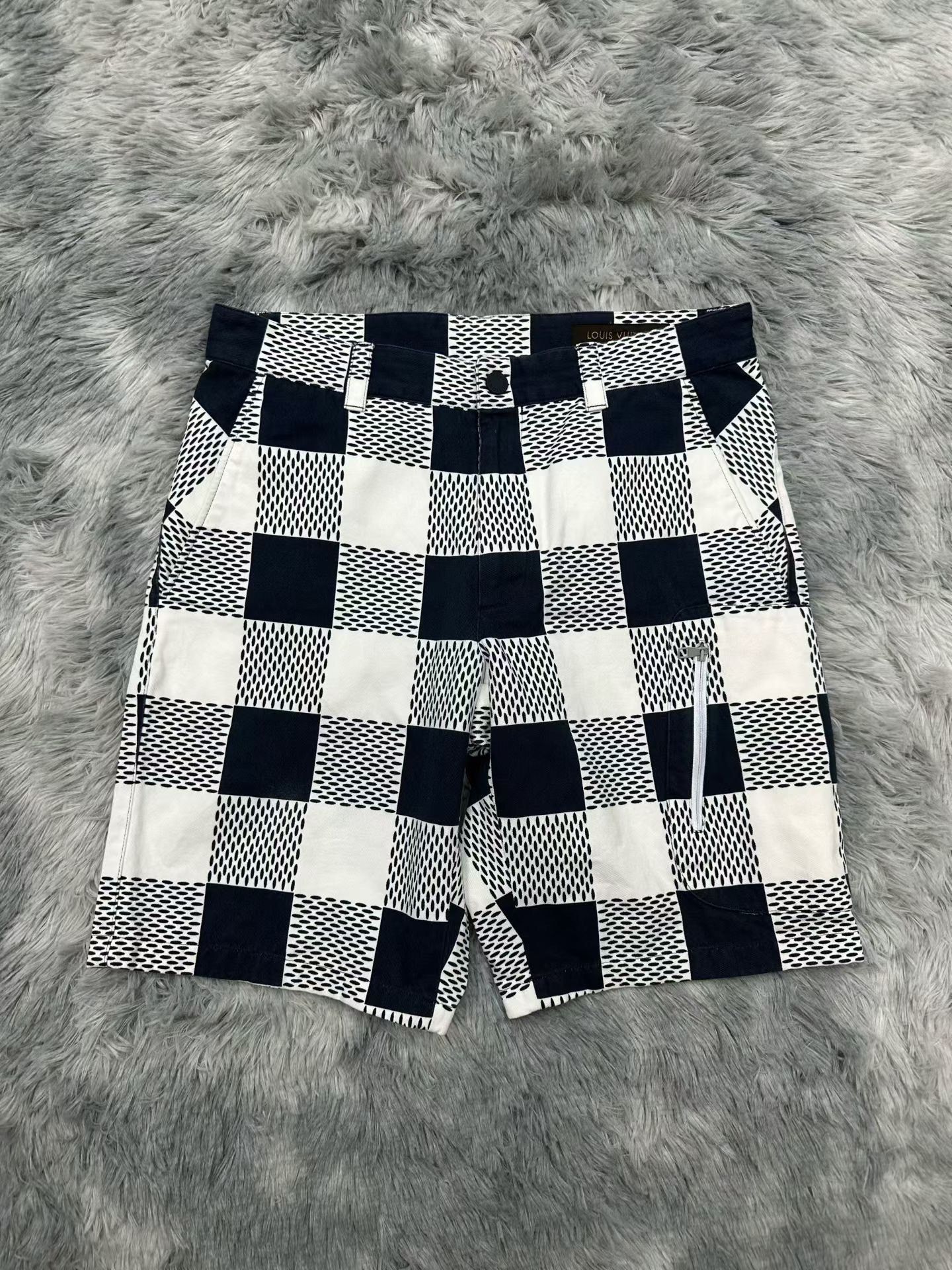 Louis Vuitton Louis Vuitton Checkered Shorts 40 Men Size US 40 / EU 56 - 1 Thumbnail