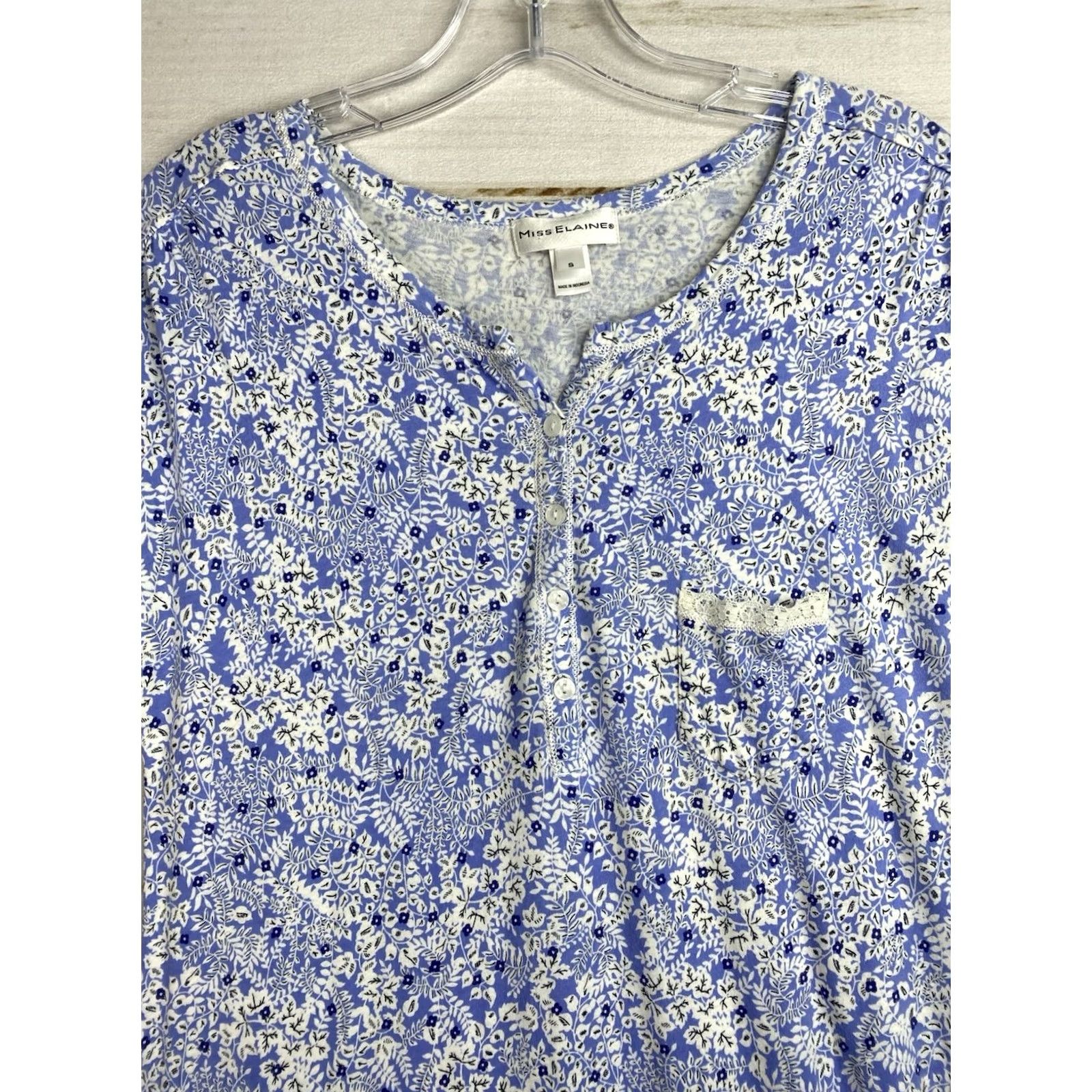 Vintage Miss Elaine Nightgown S Blue Floral Cuffed Short Sleeve Pullover Lace Pocket Button V-Neck Knit Cotton 90s Bohemian Flower Gown Women Size S / US 4 / IT 40 - 2 Thumbnail