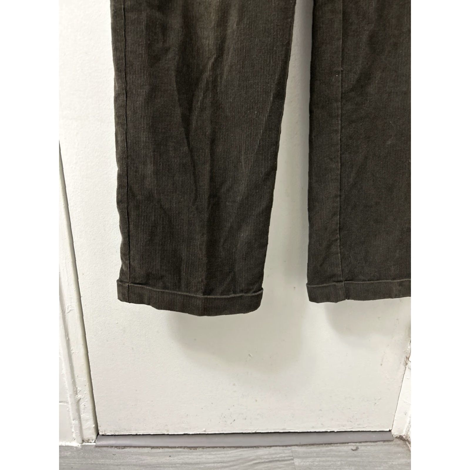 Tommy Hilfiger VINTAGE Tommy Hilfiger Corduroy Pants Mens 34x34 Brown Pleated Cuffed YKK Pants Mens Regular Brown Corduroy Pleated Logo Embroidered Size US 34 / EU 50 - 5 Thumbnail