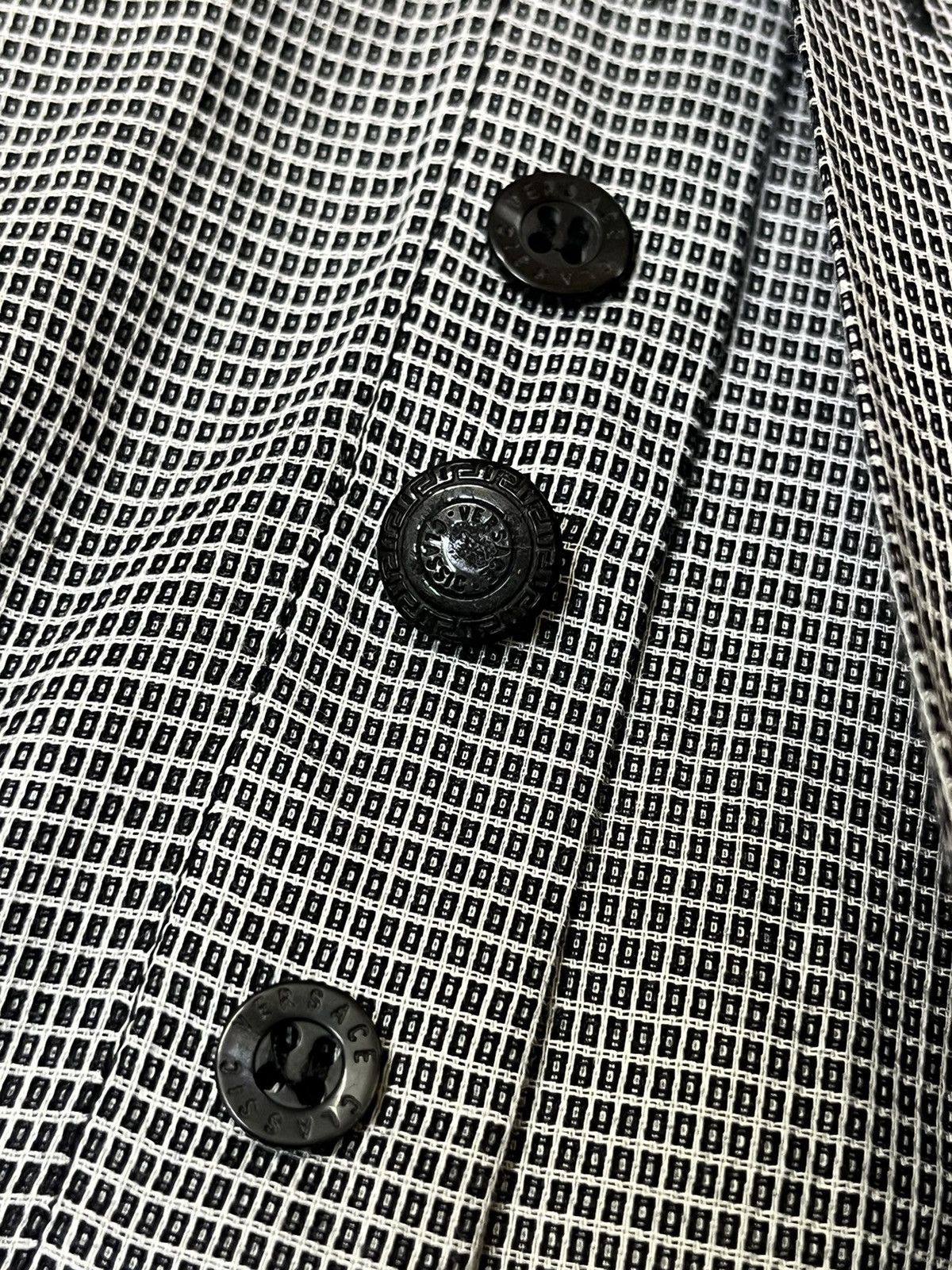 Versace GRAIL🔥VINTAGE VERSACE CLASSIC V2 L/SLEEVE BUTTON UPS SHIRT Size US L / EU 52-54 / 3 - 8 Thumbnail