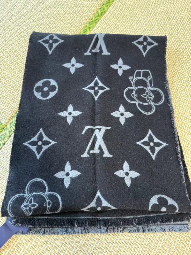 Louis Vuitton Louis Vuitton Vivian's Old Flower Cashmere Scarf Size ONE SIZE - 5 Thumbnail