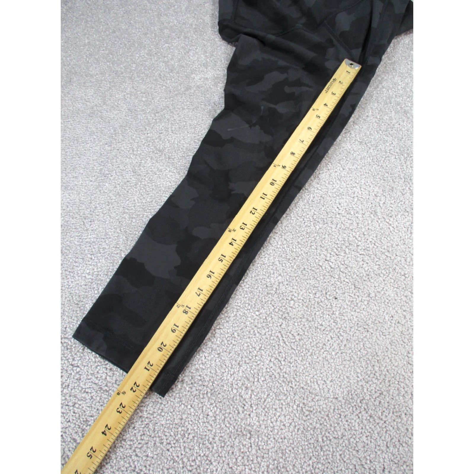 Lululemon Lululemon Women's 6 Wunder Under Crop Leggings Gray Black Camo Activewear Athleisure Size 28" / US 6 / IT 42 - 4 Thumbnail