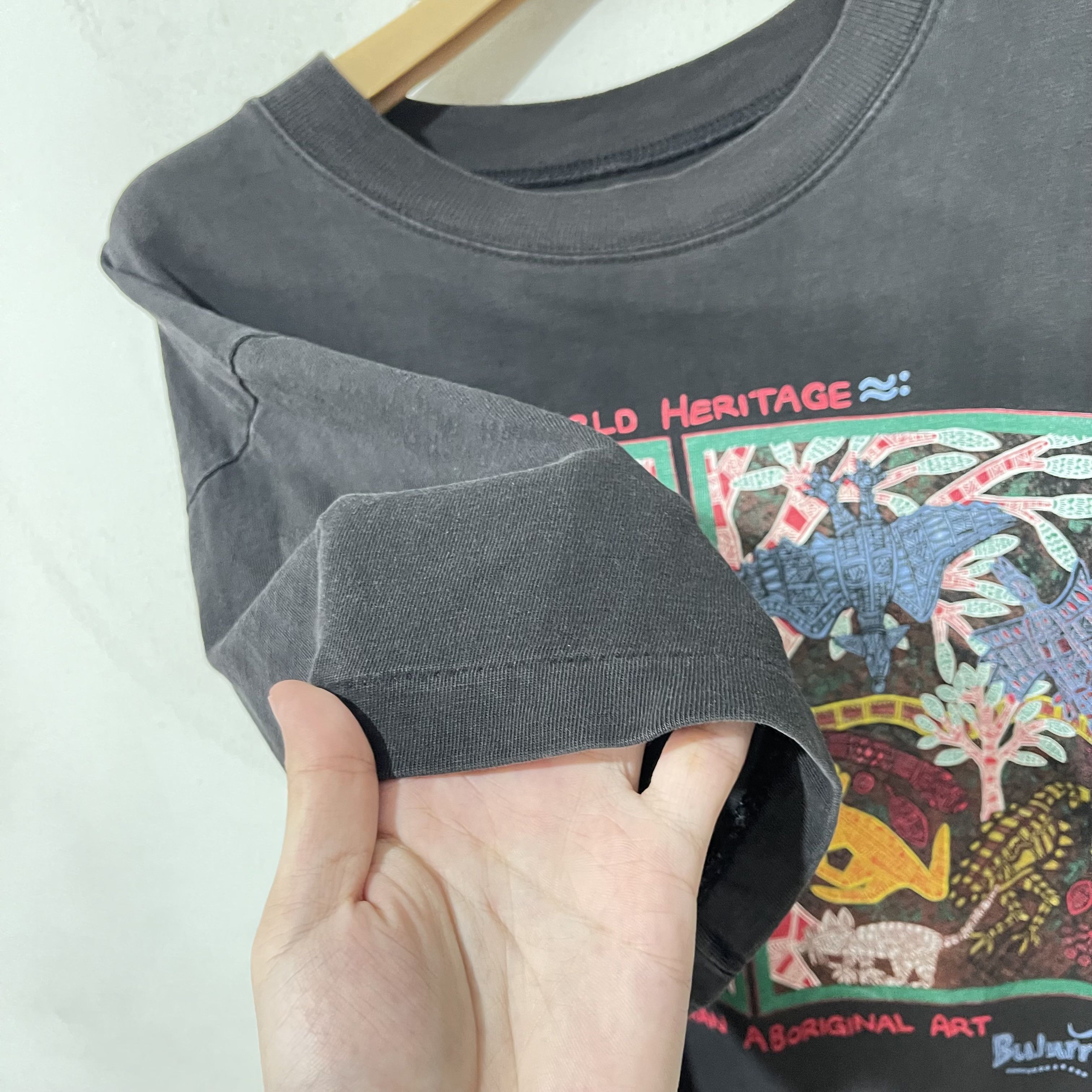 Vintage Vintage 90s World Heritage Australian Aboriginal T-Shirt Size US L / EU 52-54 / 3 - 4 Thumbnail