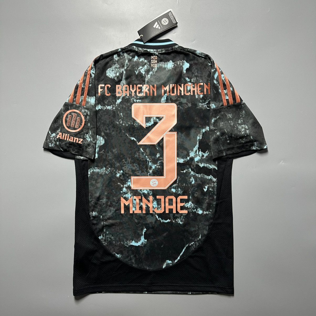 Vintage BAYERN ADIDAS 2024/2025 FOOTBALL AWAY JERSEY #3 MINJAE KIM Size US S / EU 44-46 / 1 - 1 Thumbnail