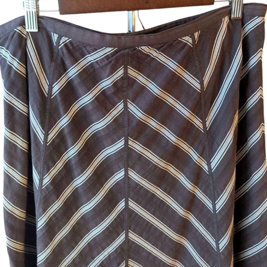 Ann Taylor VINTAGE? Ann Taylor Brown & White Chevron Pattern Aline Skirt Women Size 12 Office Casual Size 34" / US 12 / IT 48 - 3 Thumbnail