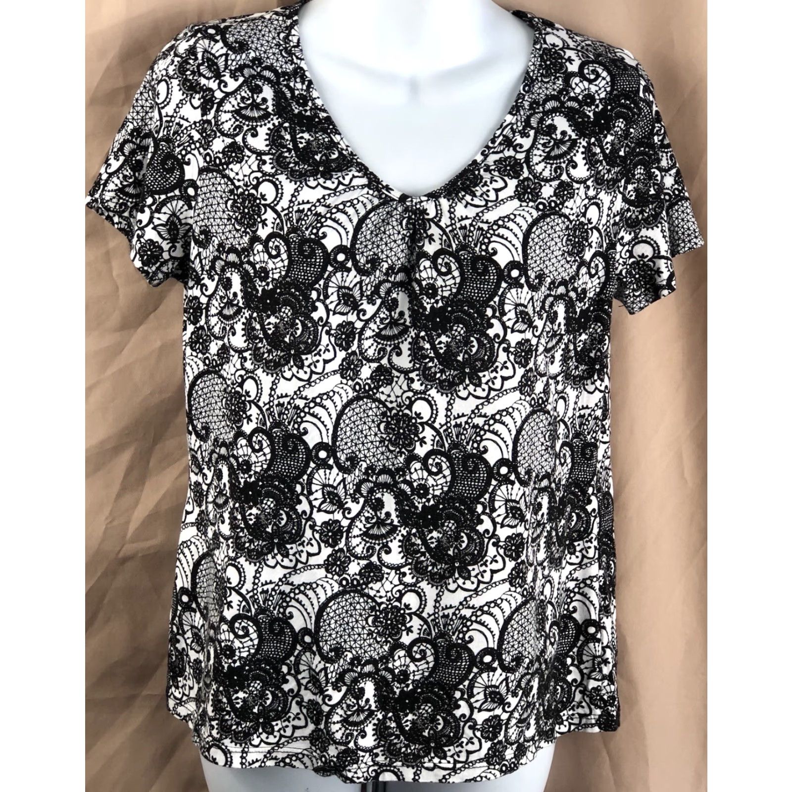 Vintage Fashion Bug Top Shirt M Black/White Geometric V-Neck Short Sleeve Tee Whimsgoth Career Size M / US 6-8 / IT 42-44 - 5 Thumbnail
