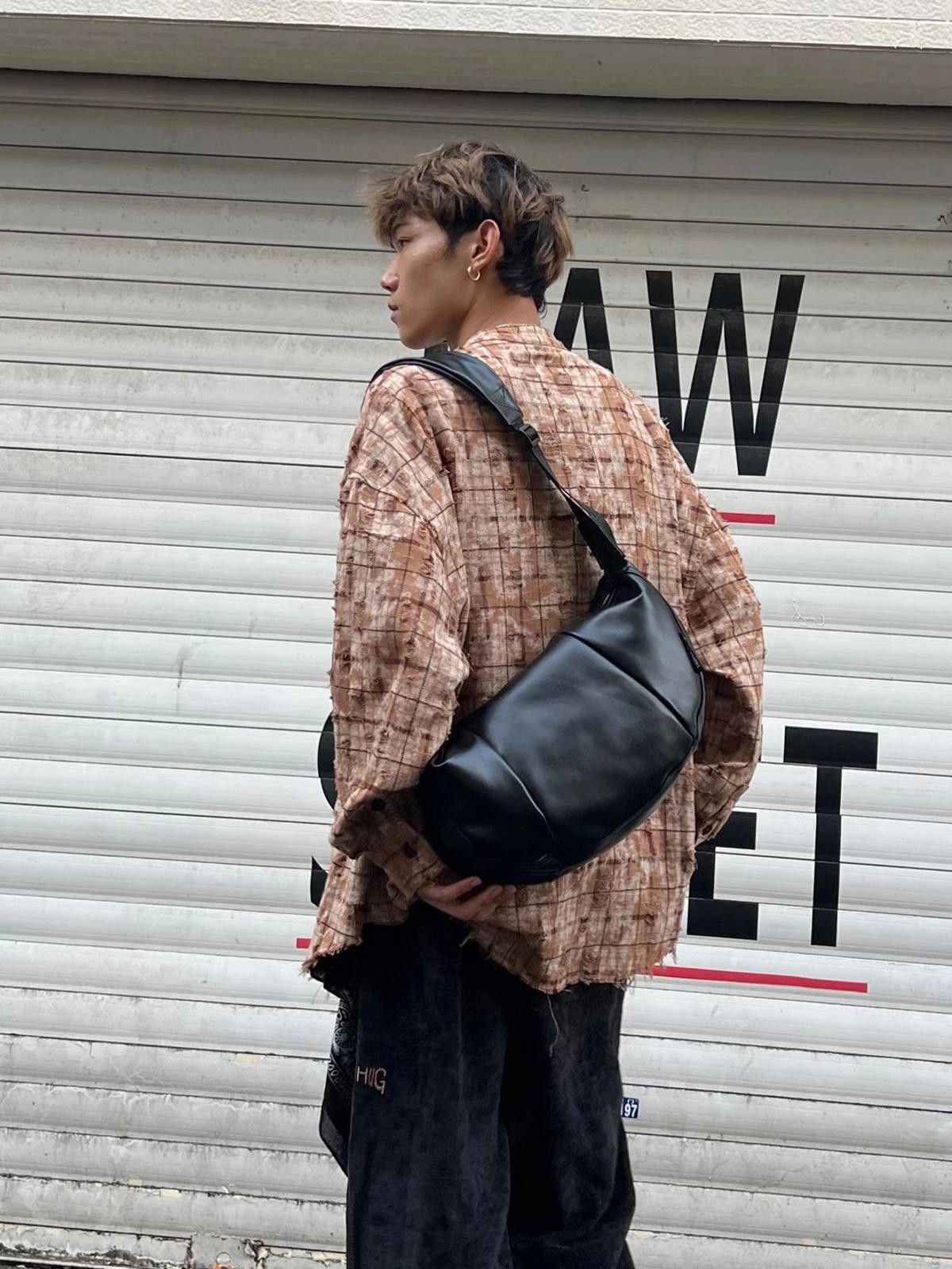 Leather Capacity Dumpling Horn Shoulder Bag | Unisex Street Carry Size ONE SIZE - 1 Thumbnail