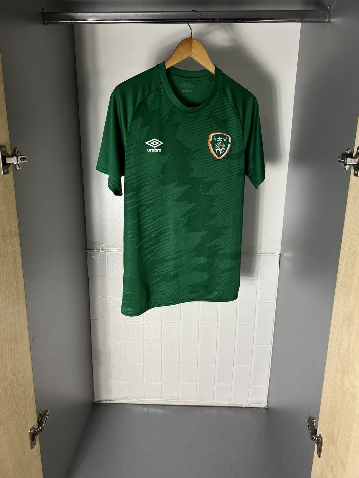 Umbro VINTAGE UMBRO IRELAND SOCCER JERSEY RETRO BLOKECORE Y2K 90s Size US M / EU 48-50 / 2 - 4 Thumbnail