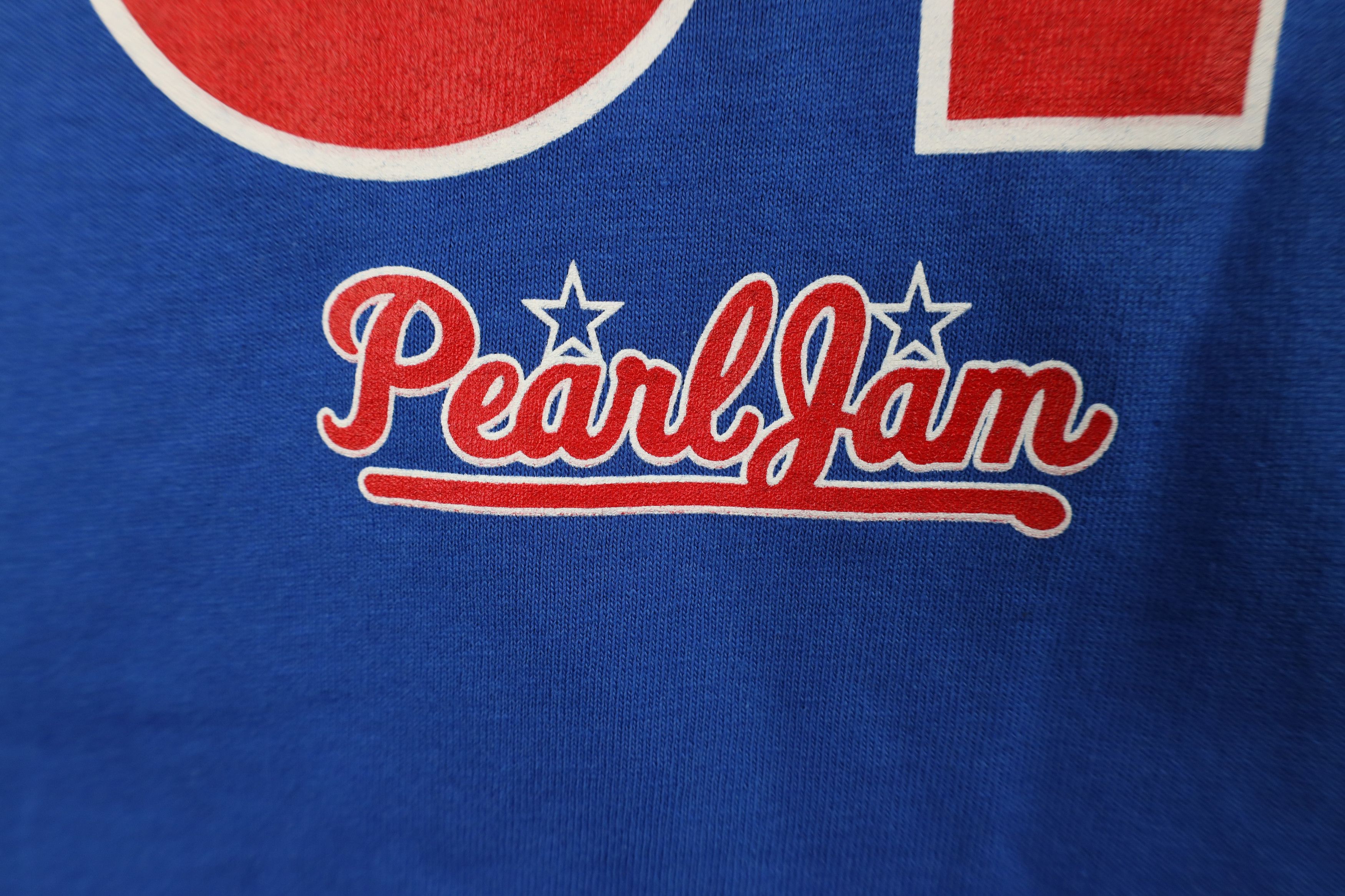Vintage Vintage Y2K 2009 Philadelphia Tour Pearl Jam Band T-Shirt Size US L / EU 52-54 / 3 - 11 Thumbnail