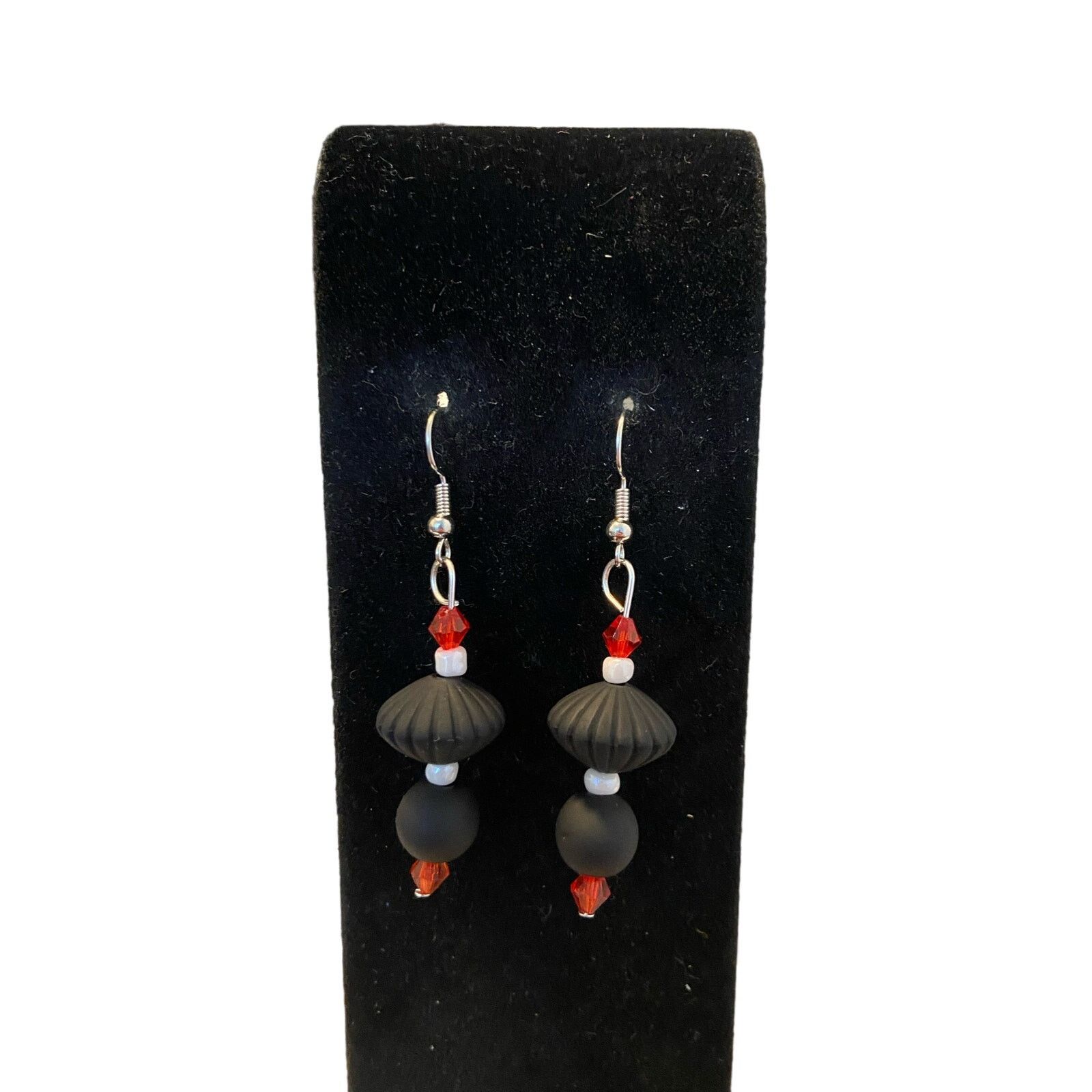 Handmade Handmade red white and black bead earrings Size ONE SIZE - 1 Thumbnail