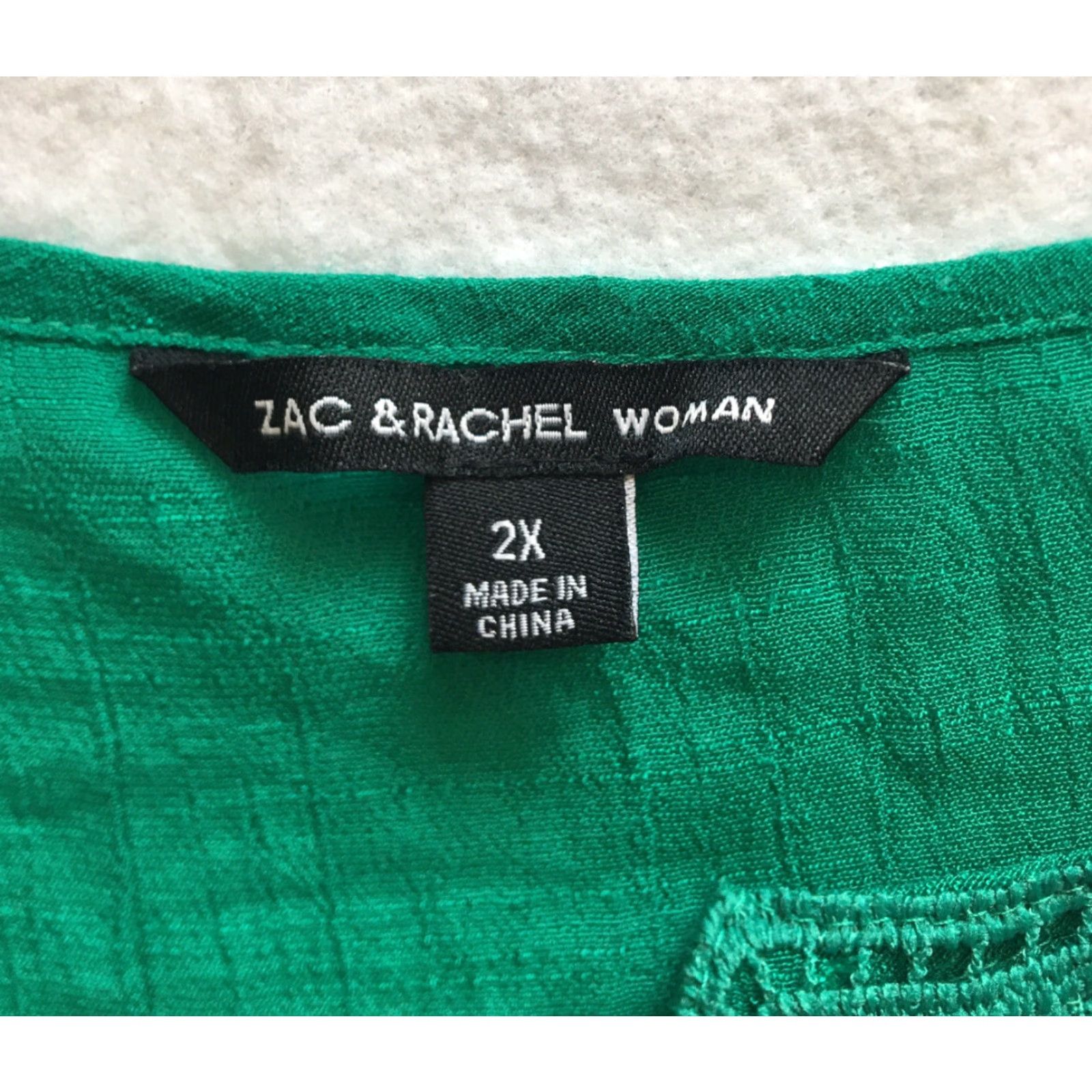Vintage VINTAGE Zac & Rachel Blouse Women's 2XL Green Embroidery Bell Sleeve Lightweight Polyester Blend Belle Size XXL / US 16-18 / IT 52-54 - 4 Thumbnail