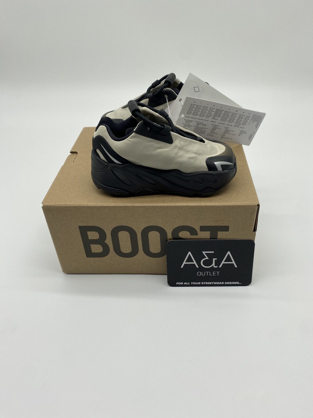 Adidas Yeezy Boost 700 MNVN Bone Infants US 4K Brand New Size US 4 / IT 34 - 2 Thumbnail