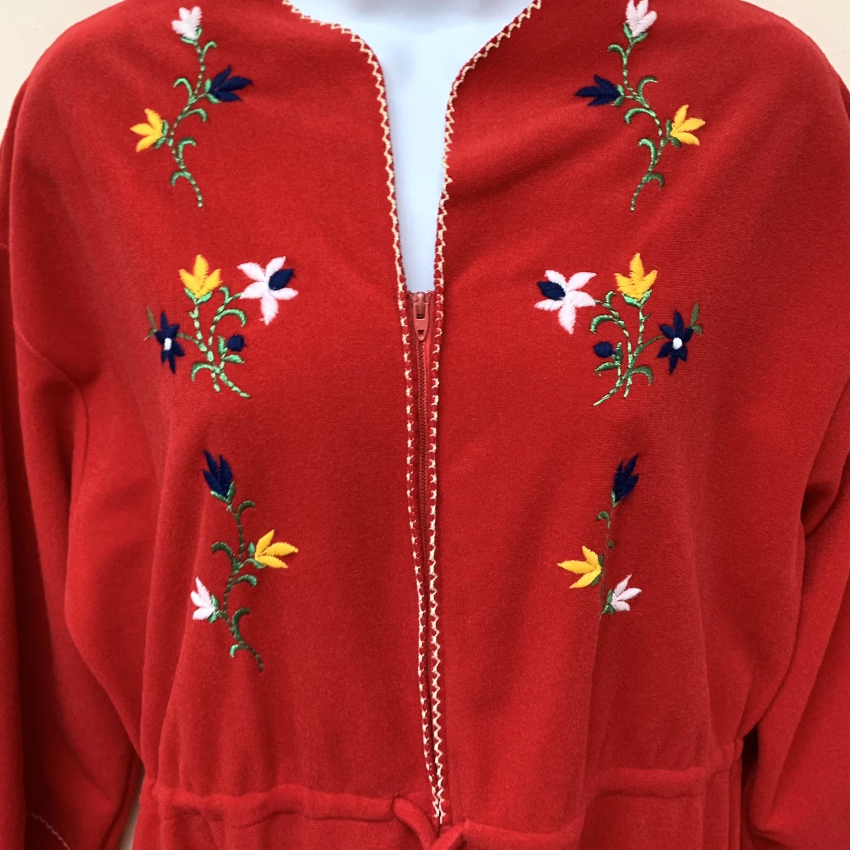 Vintage VINTAGE Vassarette Red Embroidered Zipper Front Robe House Coat M Made in USA Shirt Adult M Red Art Deco Womens Size ONE SIZE - 5 Thumbnail