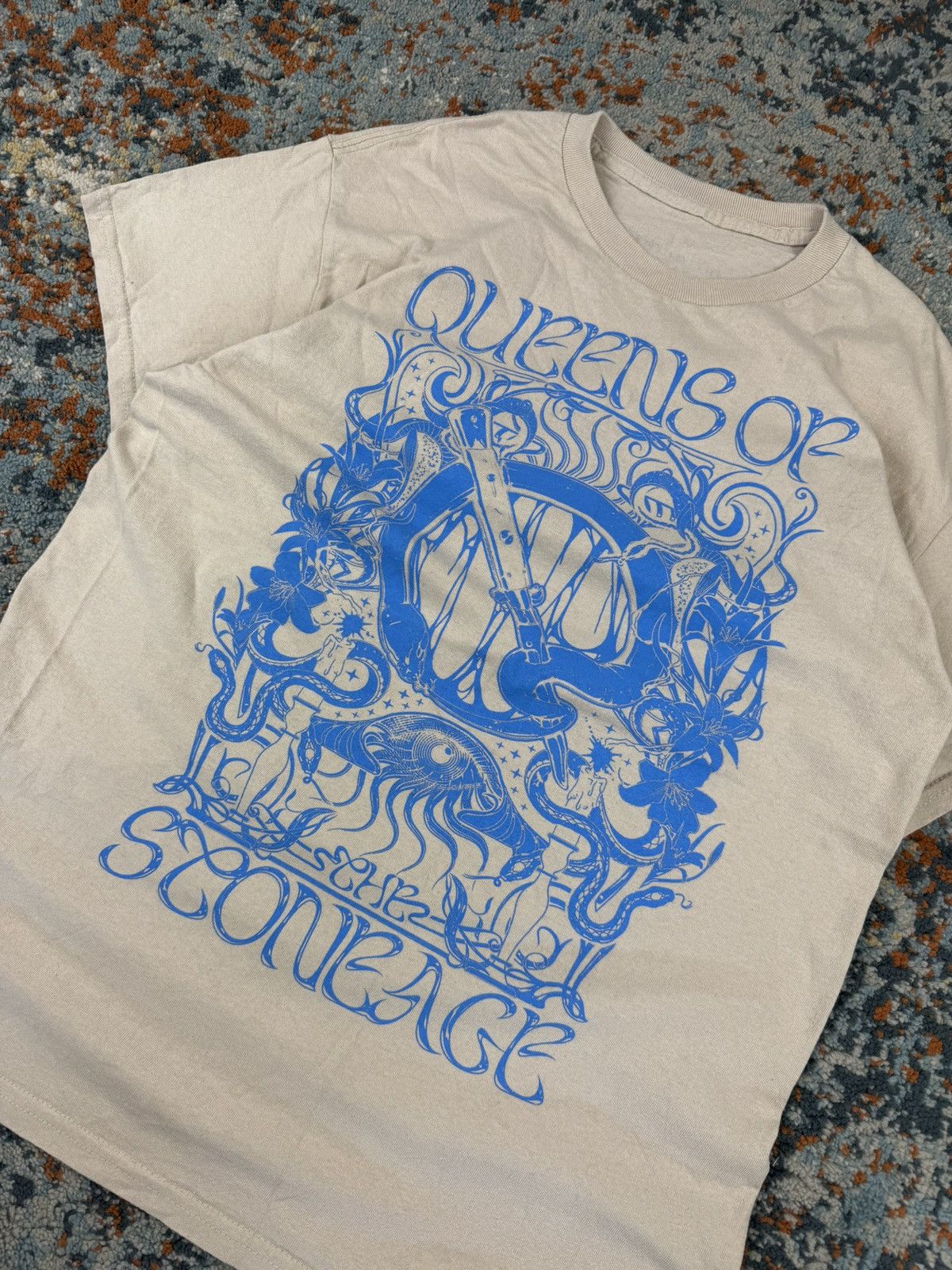 Band Tees Vintage Y2K Queens od the stone age graphic band tee merch Size US S / EU 44-46 / 1 - 3 Thumbnail