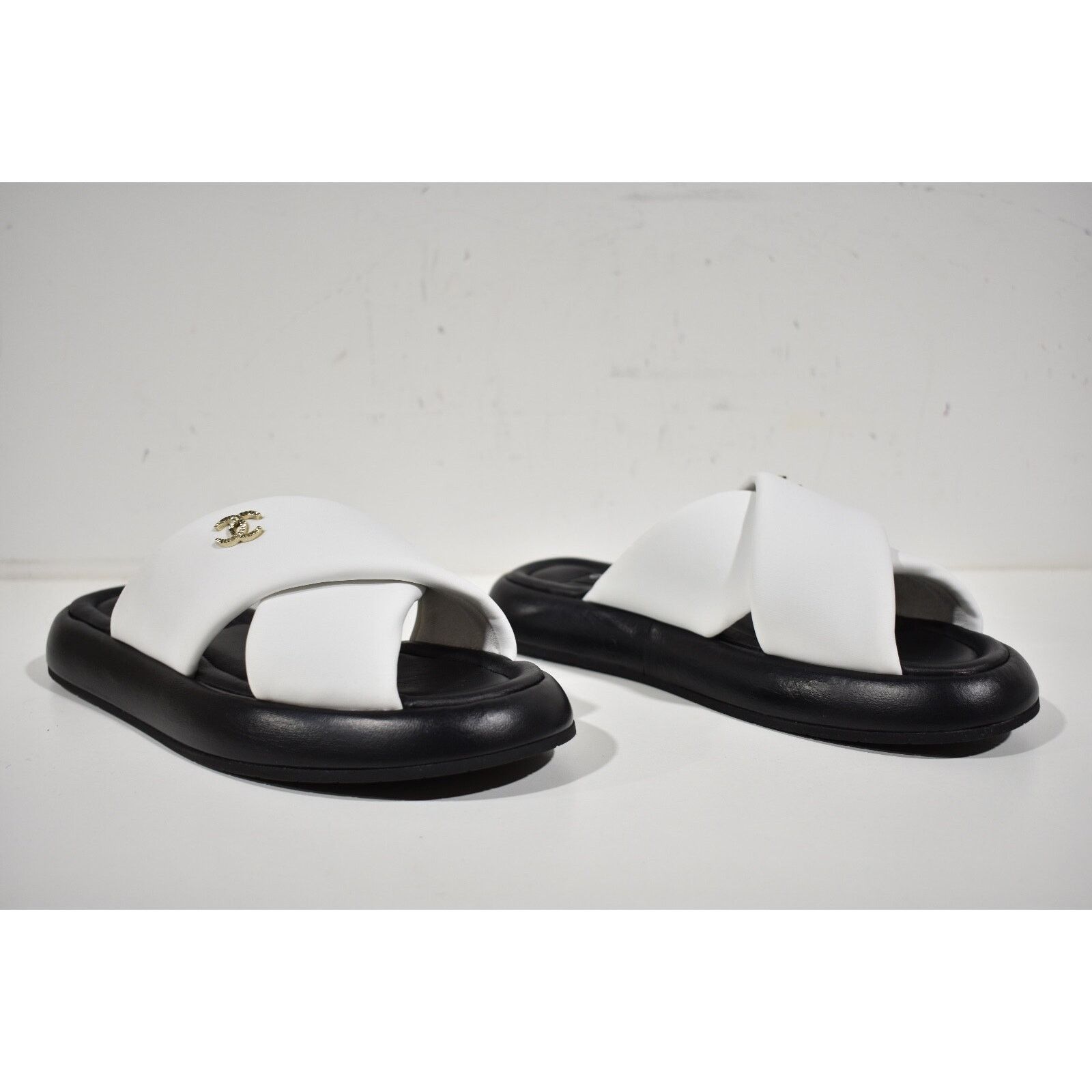 Chanel Chanel Black White Fabric Criss Cross Puffy CC Logo Slide Size US 8 / IT 38 - 2 Thumbnail