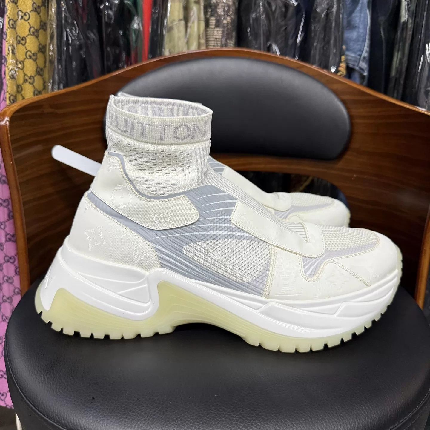 Louis Vuitton LV Run Away Monogram White 7.5US/41.5EU Size US 8.5 / EU 41-42 - 4 Thumbnail