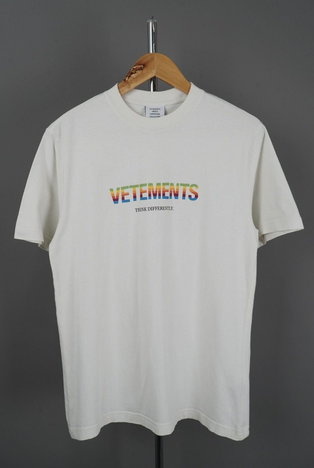 Vetements Vetements - Gvasalia - Think Differently Rainbow Logo